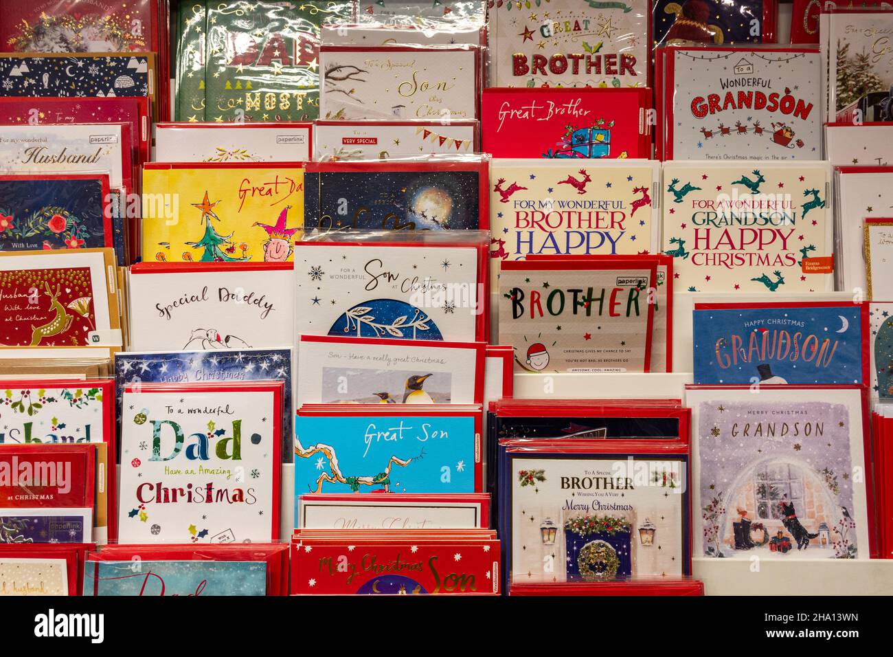 Mostra di biglietti di Natale per le relazioni maschili in un negozio di biglietti di auguri, Inghilterra, Regno Unito Foto Stock