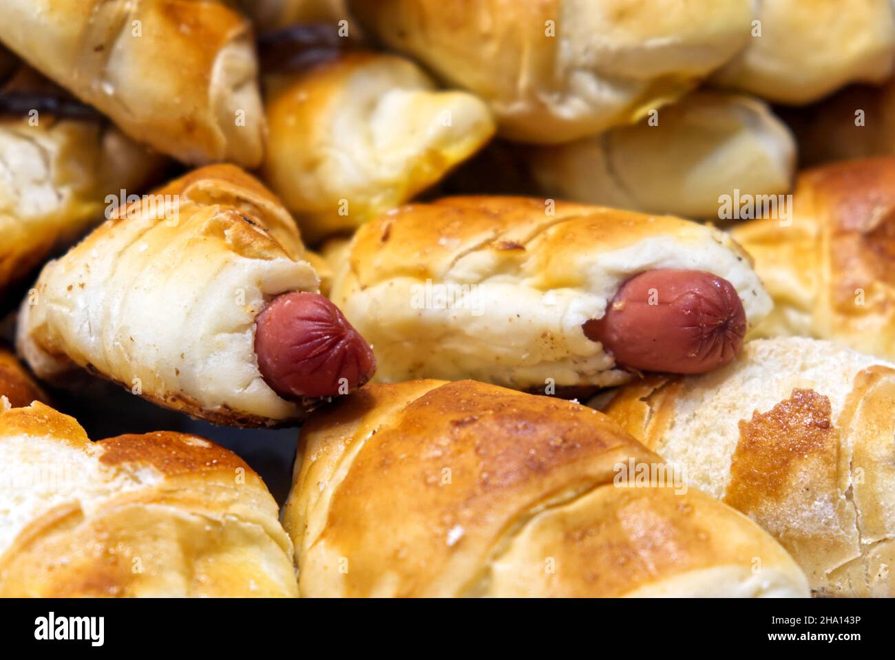 un gruppo di cornetti salati ripieni di wurstel Foto Stock