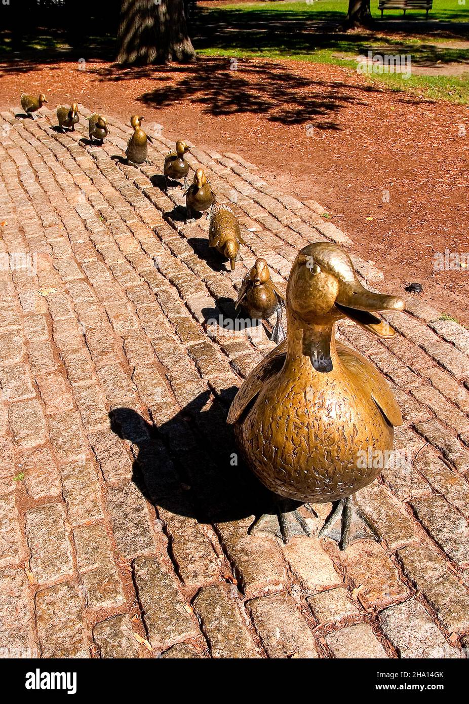 Il make-way per le statue di Ducklings nel giardino pubblico, Boston, ma Foto Stock