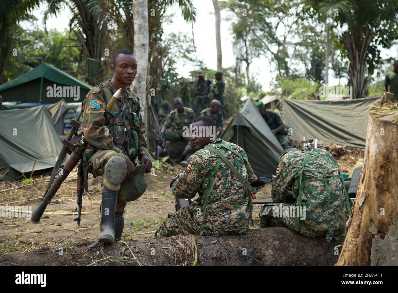 Beni, DRC. 9th Dic 2021. Soldati provenienti dall'Uganda e dalla Repubblica Democratica del Congo (RDC) sono visti durante un'operazione militare congiunta contro le forze armate nel territorio di Beni, RDC nord-orientale, il 8 dicembre 2021. In prima linea contro le forze armate nella Repubblica Democratica del Congo (RDC), il generale maggiore Kayanja Muhanga dell'esercito ugandese (UPDF) ha dichiarato la sua determinazione a distruggere "una volta per tutte" i ribelli delle forze democratiche alleate (ADF), un incubo per la regione dei grandi Laghi africani. Credit: Alain Uaykani/Xinhua/Alamy Live News Foto Stock