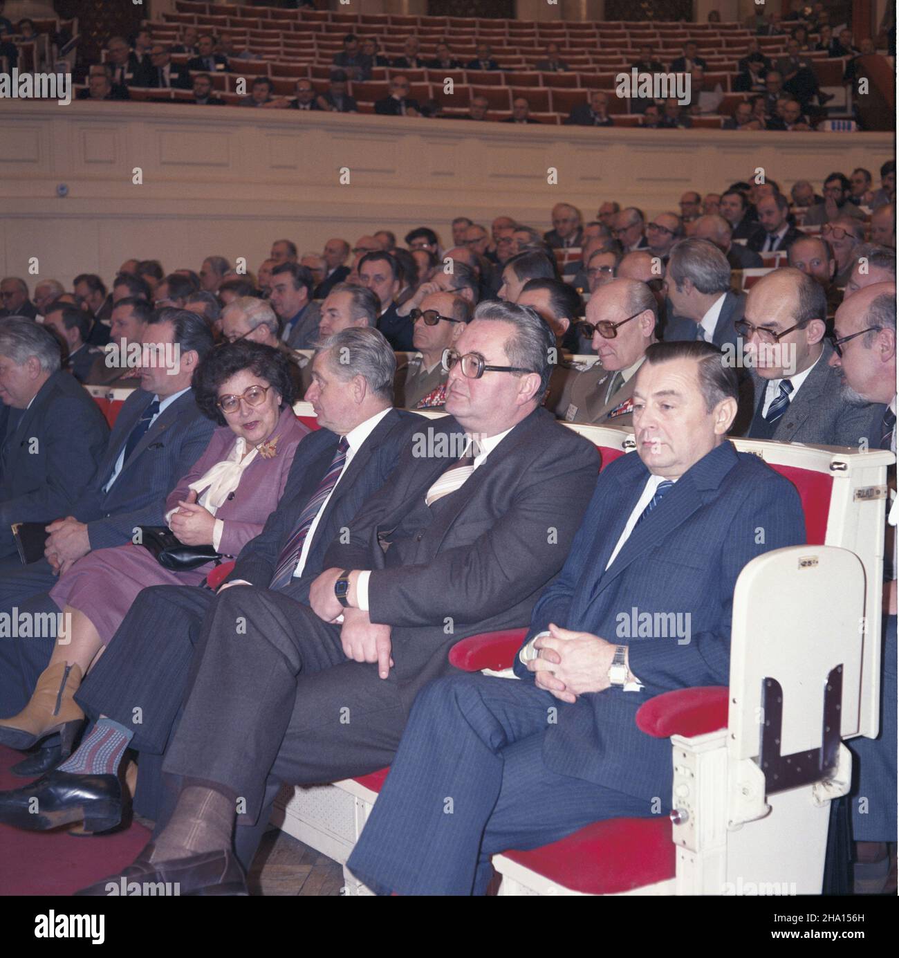 Warszawa 03.1986. III Kongres Nauki Polskiej obradowa³ (5-7 Marca) w sali Kongresowej Pa³acu Kultury i Nauki (PKIN). de prawej: premier Zbigniew Messner, marsza³ek Sejmu Roman Malinowski, zastêpca przewodnicz¹cego Rady Pañstwa Kazimierz Barcikowski, cz³onek Komitetu Centralnego Polskiej Zjednoczonej Partii Robotniczej (KC PZPR) Zofia zyb, cz³onek Biura Politycznego aldarusyak ZagoŸdziñski Dok³adny dzieñ wony. Warszawa 1986 marzo. Terzo Congresso della Scienza Polacca (5-7 marzo) presso la Sala Congressi del Palazzo della Cultura e della Scienza (PKIN). Pi Foto Stock