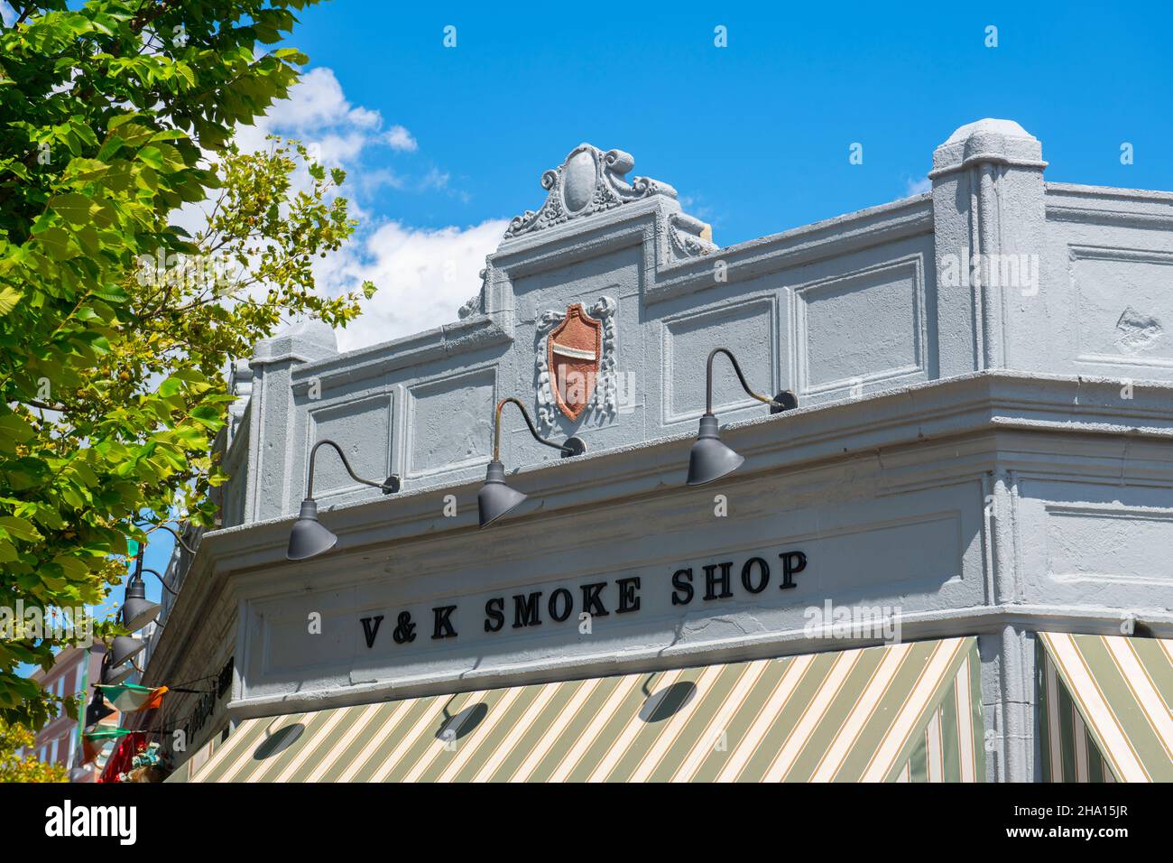 V & K Smoke Shop in uno storico edificio commerciale al 1576 Hancock Street a Quincy, Massachusetts ma, USA. Foto Stock