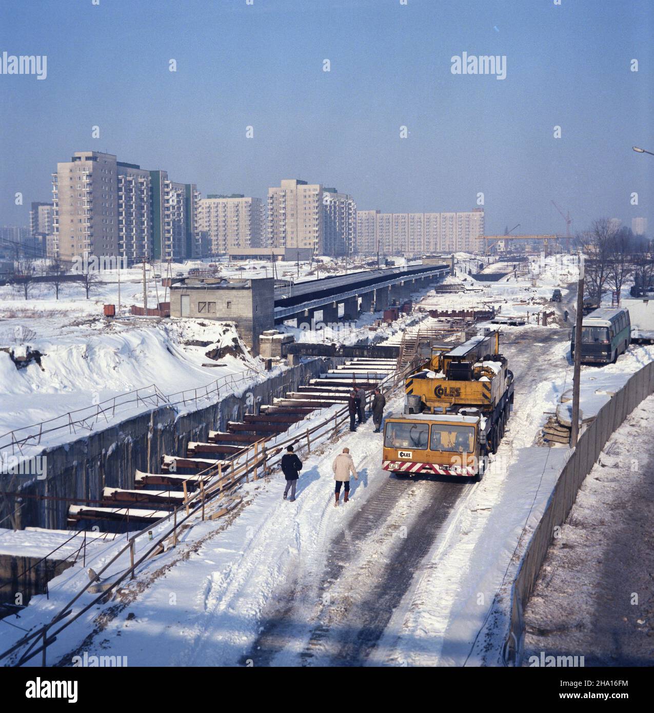 Warszawa 01.1986. Budowa metra warszawskiego. NZ. Wykop otwarty, prace prowadzone metod¹ odkrywkow¹ na odcinku miêdzy stacjami Ursynów i S³u¿ew. W g³êbi, z lewej osiedle S³u¿ew nad Dolink¹. mw PAP/Tadeusz ZagoŸdziñski Dok³adny dzieñ wydarzenia nieustalony. Varsavia, gennaio 1986. Costruzione della metropolitana di Varsavia. Nella foto: Scavi su un tratto di pista tra le stazioni Ursynow e Sluzew. Sul retro la tenuta Sluzew nad Dolinka (Sluzew sulla valle). mw PAP/Tadeusz Zagozdzinski evento giorno sconosciuto Foto Stock