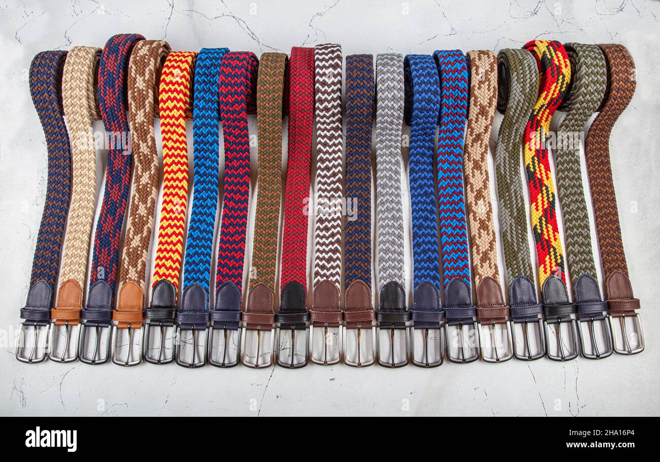 Allacciate le cinture elastiche da uomo alla moda con fibbia in metallo  opaco scuro Foto stock - Alamy