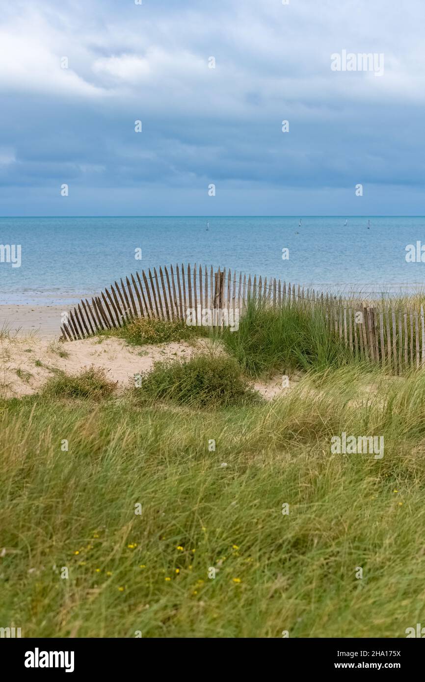 Dune di sabbia a Agon-Coutainville in Normandia, con una barriera di legno, dopo il temporale Foto Stock