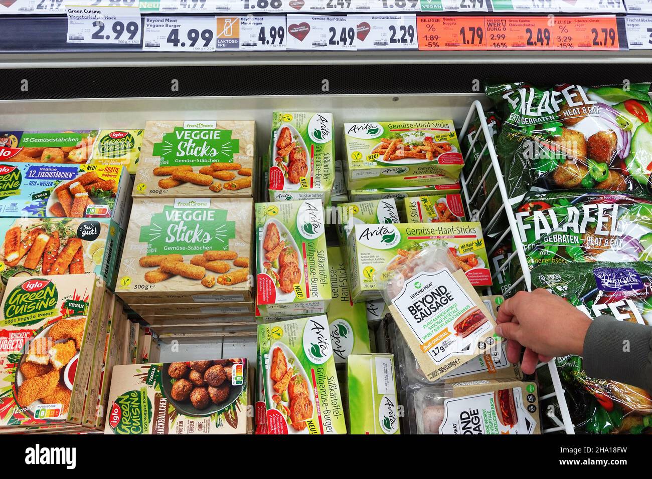 Prodotti di veggie nel congelatore di un supermercato Foto Stock