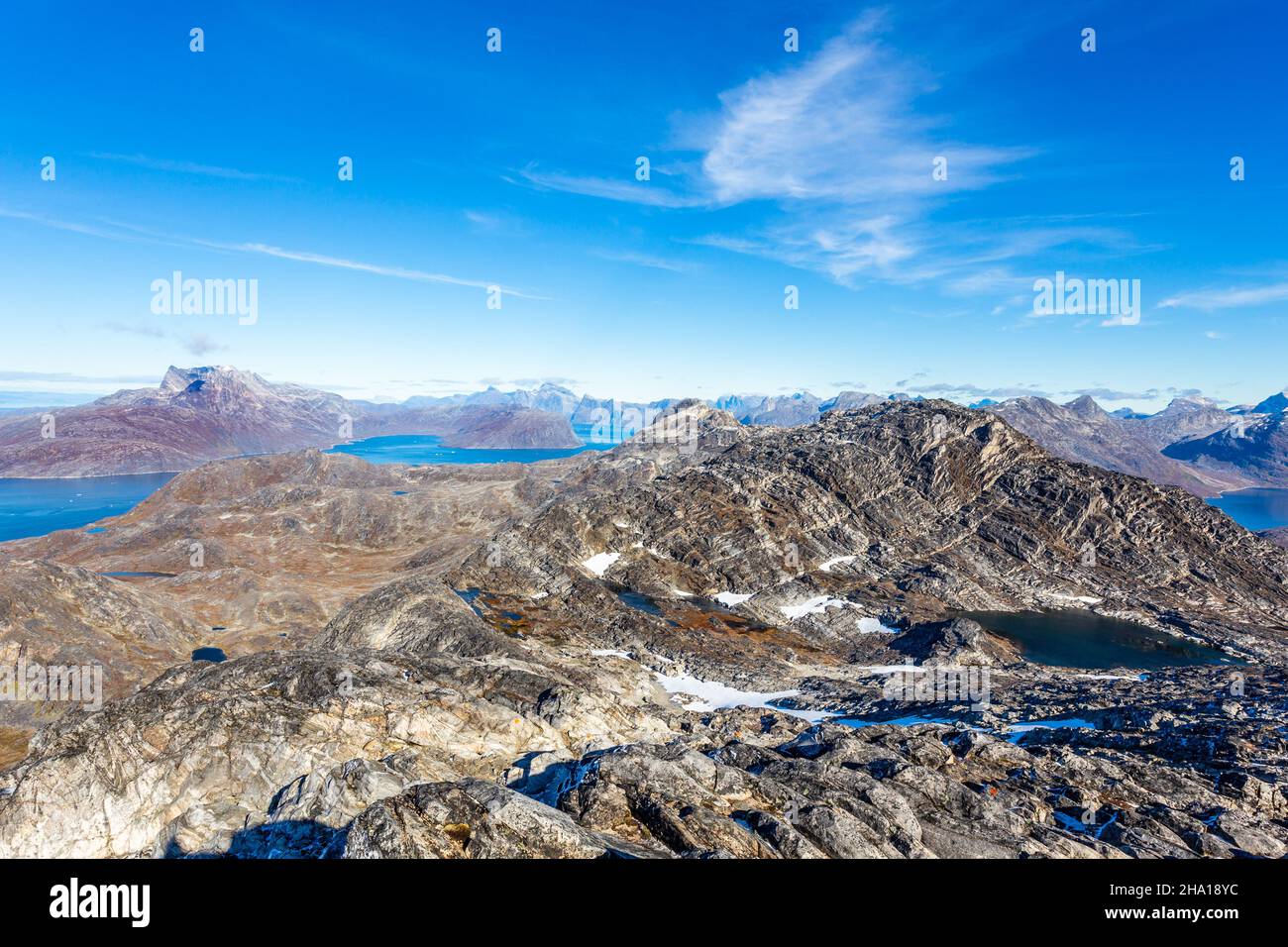 Vista sul fiordo di Nuuk e sulle montagne circostanti dalla cima del monte Store Malena, Groenlandia Foto Stock