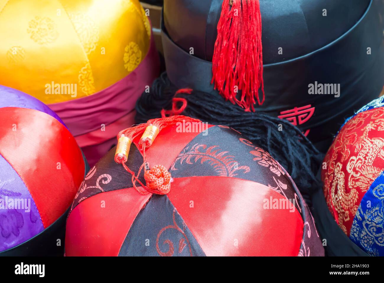 Cappelli cinesi tradizionali in mostra presso il negozio a Chinatown, San Francisco Foto Stock