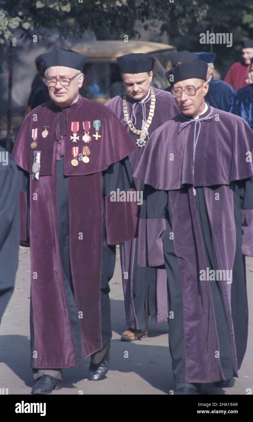 Kraków 01.10.1985. Inauguracja roku akademickiego na Uniwersytecie Jagielloñskim. Tradycyjny przemarsz (pochód) profesorów z Collegium Maius do Auditorium massimo. NZ. od lewej: Astronom prof. Konrad Rudnicki, dziekan Wydzia³u Matematyczno-Fizycznego prof. Andrzej Staruszkiewicz, prof. fizyk Kazimierz Grotowski. wb PAP/Jerzy Ochoñski Cracovia 1 ottobre 1985. Cerimonia di inaugurazione dell'anno accademico presso l'Università Jagellonica. Professori in processione tradizionale dal Collegium Maius all'Auditorium Maximum. Raffigurato da sinistra: Astronomo, professor Konrad Rudnicki, decano di t Foto Stock