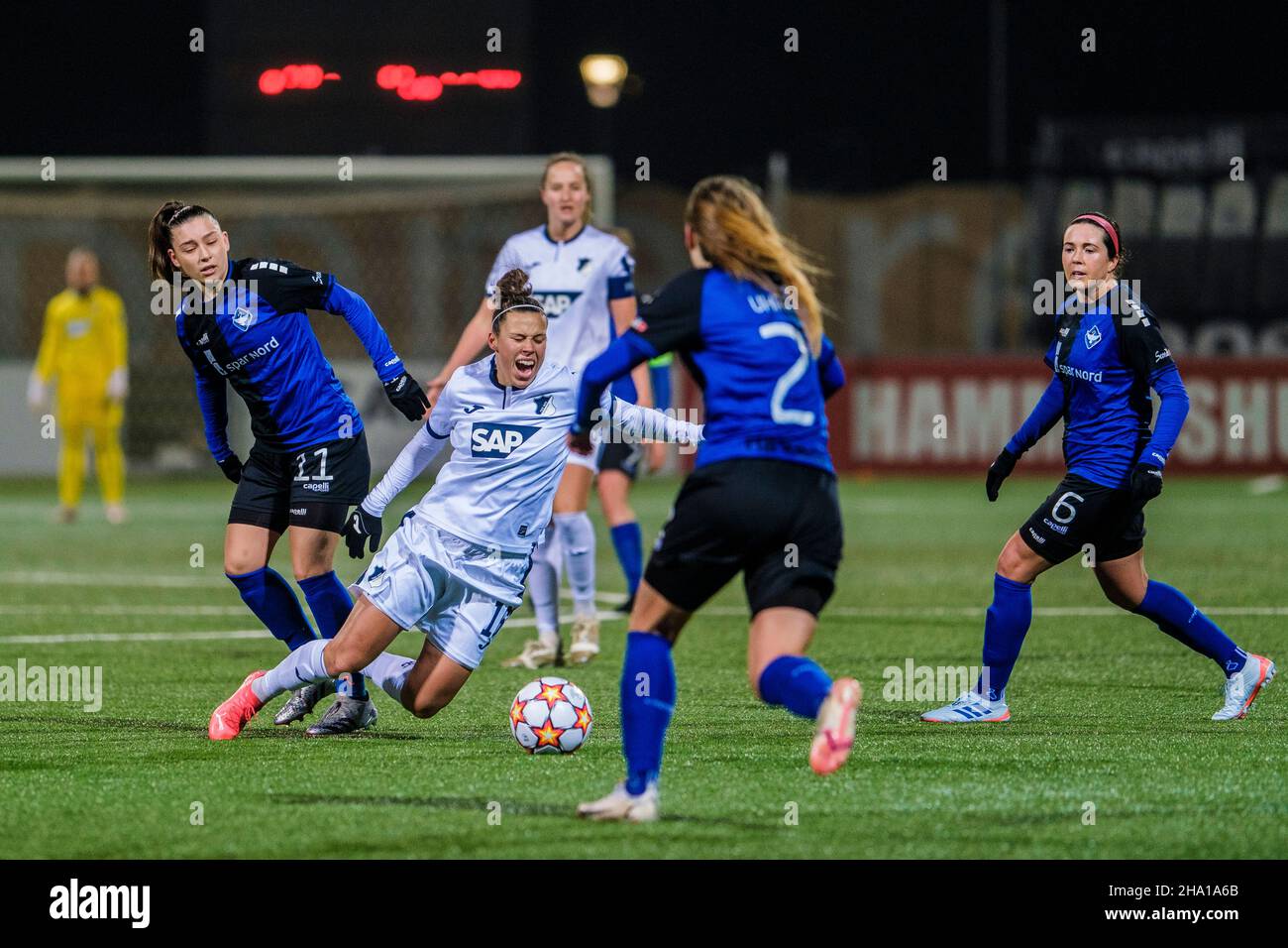 Koege, Danimarca. 10th Nov 2021. Nicole Billa (16) di TSG 1899 Hoffenheim e Sarah Jankovska (11) di HB Koege visto nella UEFA Women's Champions League partita tra HB Koege e Hoffenheim a capelli Sport Stadion a Koege. (Photo Credit: Gonzales Photo/Alamy Live News Foto Stock