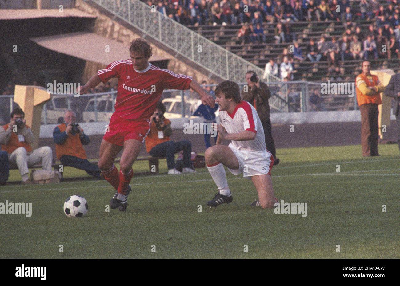 Chorzów 18.09.1985. Pi³karski Puchar Europy Mistrzów Krajowych. Mecz 1/16 fina³u Górnik Zabrze-Bayern Monachium (1:2) na Stadionie Œl¹skim. wb PAP/Jerzy Ochoñski Chorzow 18 settembre 1985. La Coppa europea. A Gornik Zabrze-Bayern Munich (1:2) si sono abbinate 1/16 finali allo stadio Slaski. wb PAP/Jerzy Ochonski Foto Stock