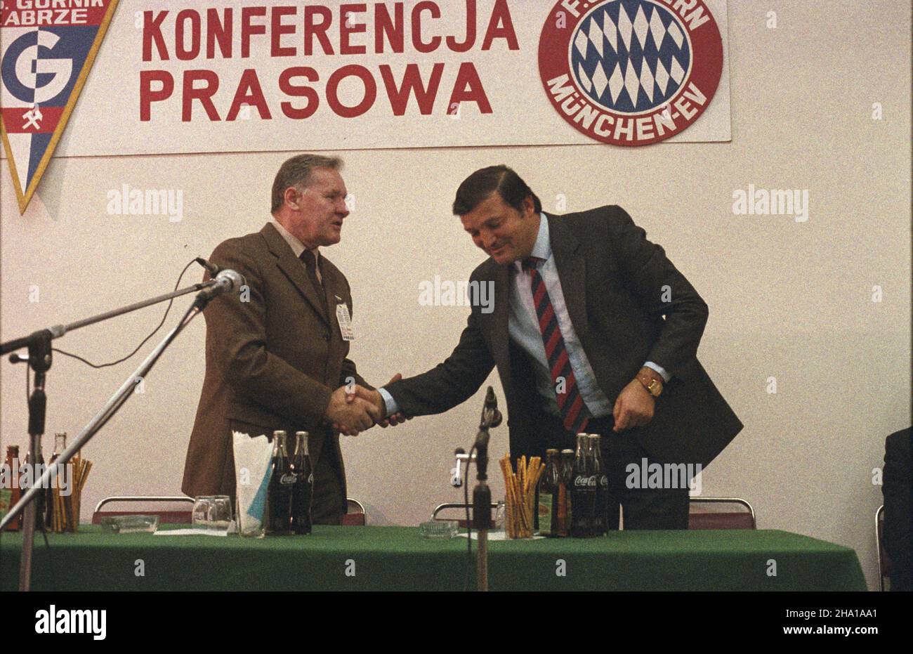 Chorzów 18.09.1985. Pi³karski Puchar Europy Mistrzów Krajowych. Mecz 1/16 fina³u Górnik Zabrze-Bayern Monachium (1:2) na Stadionie Œl¹skim. NZ. Trener Górnika Zabrze Hubert Kostka (P) na konferencji prasowej. wb PAP/Jerzy Ochoñski Chorzow 18 settembre 1985. La Coppa europea. Una gara di Gornik Zabrze-Bayern Monaco (1:2) si svolge in 1/16 finali allo stadio Slaski. Nella foto: Gornik Zabrze allenatore Hubert Kostka (R) ad una conferenza stampa. wb PAP/Jerzy Ochonski Foto Stock