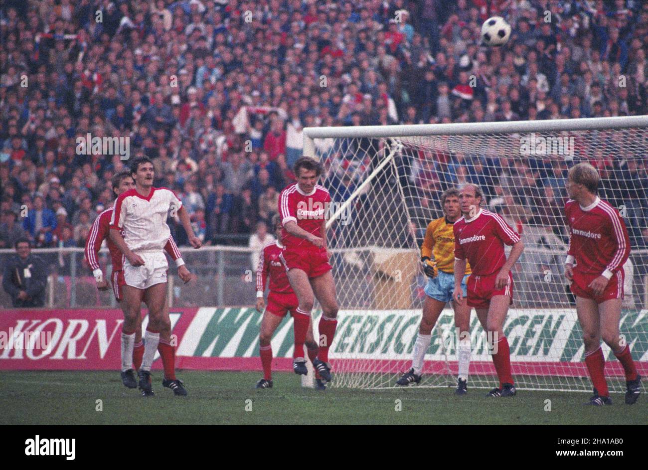 Chorzów 18.09.1985. Pi³karski Puchar Europy Mistrzów Krajowych. Mecz 1/16 fina³u Górnik Zabrze-Bayern Monachium (1:2) na Stadionie Œl¹skim. wb PAP/Jerzy Ochoñski Chorzow 18 settembre 1985. La Coppa europea. A Gornik Zabrze-Bayern Munich (1:2) si sono abbinate 1/16 finali allo stadio Slaski. wb PAP/Jerzy Ochonski Foto Stock