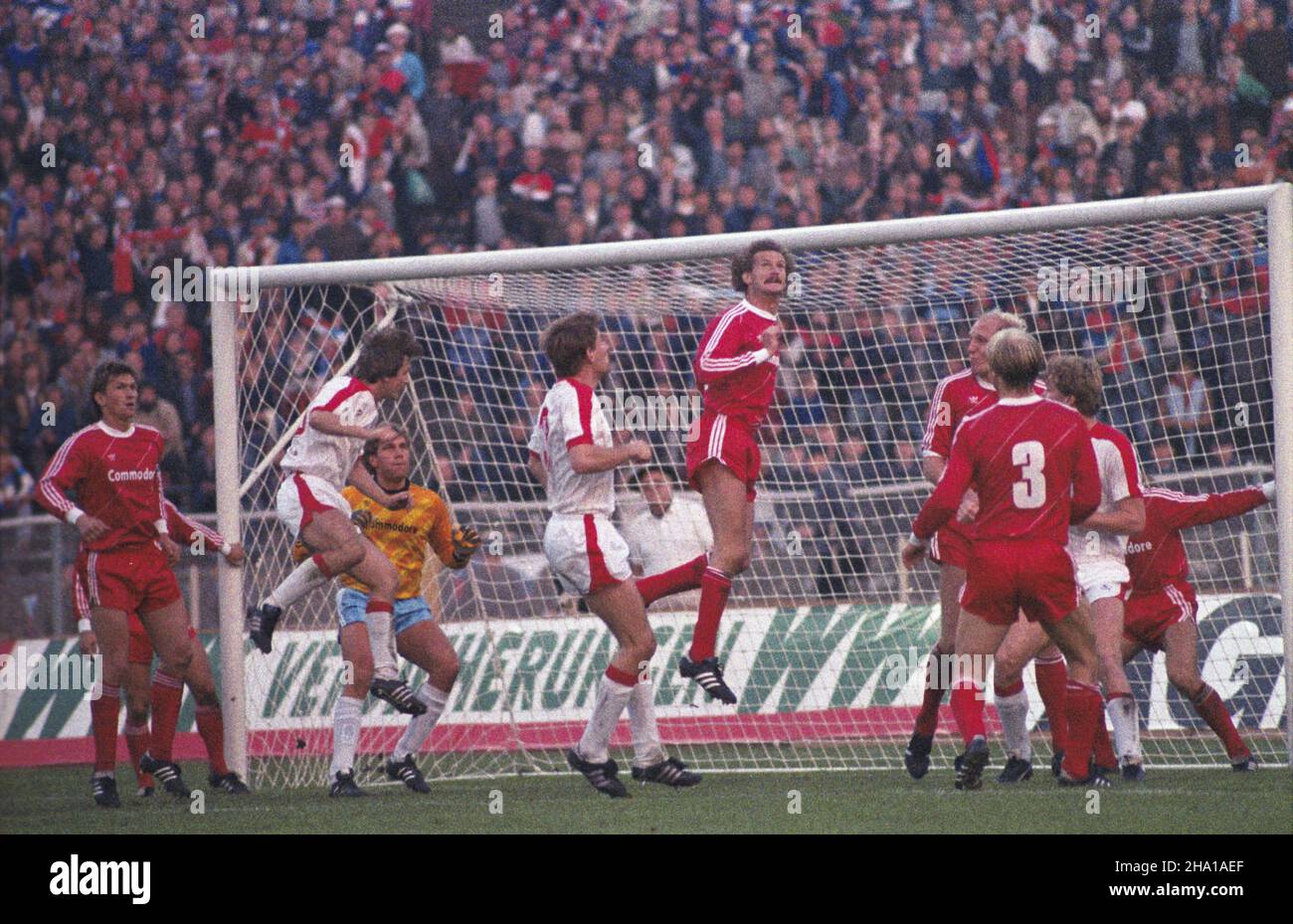 Chorzów 18.09.1985. Pi³karski Puchar Europy Mistrzów Krajowych. Mecz 1/16 fina³u Górnik Zabrze-Bayern Monachium (1:2) na Stadionie Œl¹skim. wb PAP/Jerzy Ochoñski Chorzow 18 settembre 1985. La Coppa europea. A Gornik Zabrze-Bayern Munich (1:2) si sono abbinate 1/16 finali allo stadio Slaski. wb PAP/Jerzy Ochonski Foto Stock