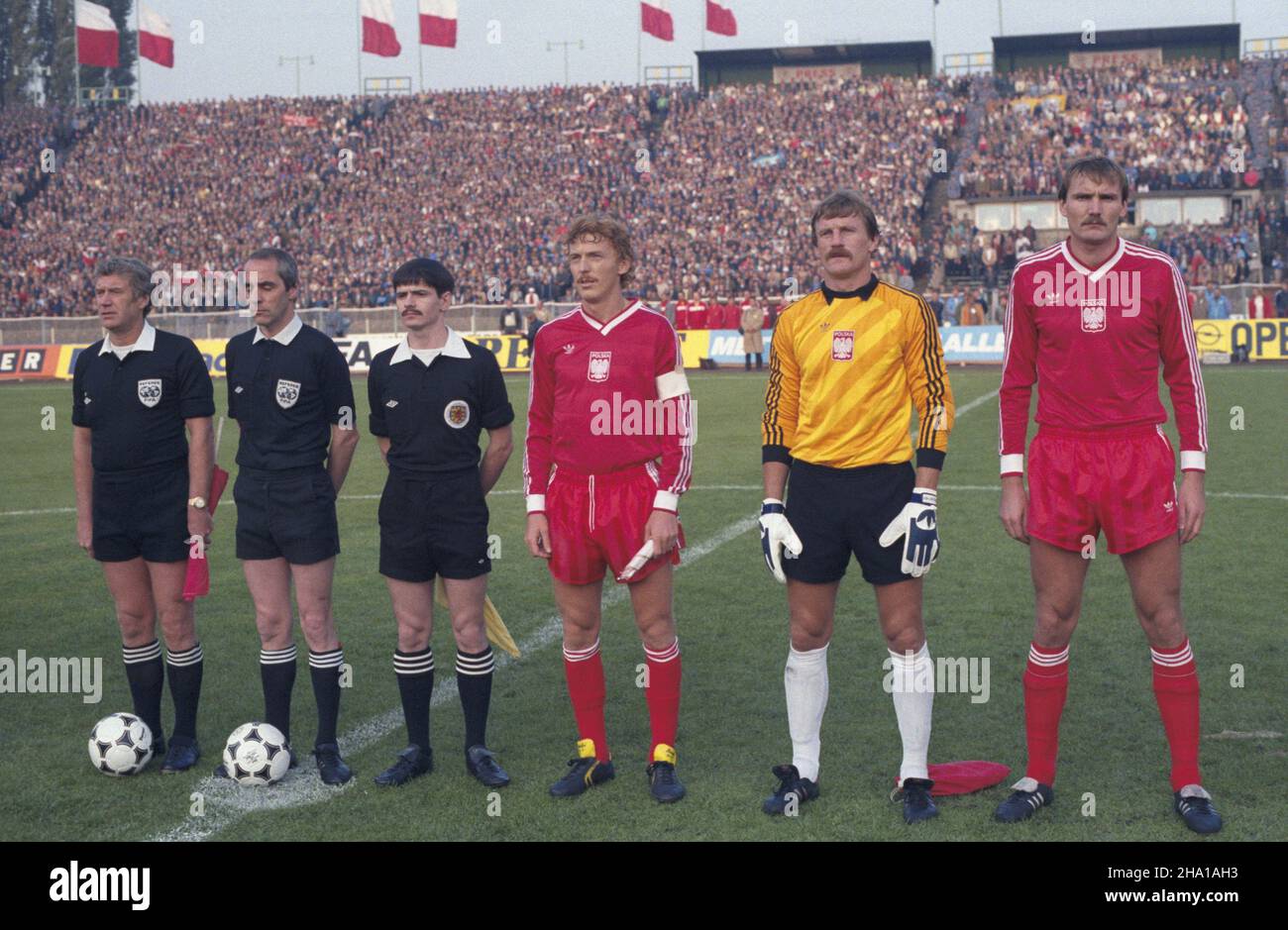 Chorzów 11.09.1985. Mecz eliminacyjny do mistrzostw œwiata w pi³ce no¿nej Polska-Belga (0:0) na Stadionie Œl¹skim. De prawej: Roman Wójcicki, Józef M³ynarczyk, Zbigniew Boniek, sêdzia g³ówny Robert Bonar Valentine (2L). wb PAP/Jerzy Ochoñski Chorzow 11 settembre 1985. Un campionato del mondo di qualificing partita Polonia-Belgio (0:0) allo stadio Slaski. Foto da destra: Roman Wojcicki, Jozef Mlynarczyk, Zbigniew Boniek, arbitro principale Robert Bonar Valentine (2L). wb PAP/Jerzy Ochonski Foto Stock