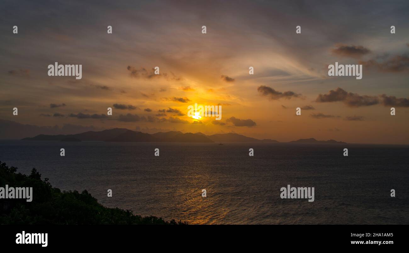 Bellissimo tramonto sull'isola di Praslin Seychelles Foto Stock