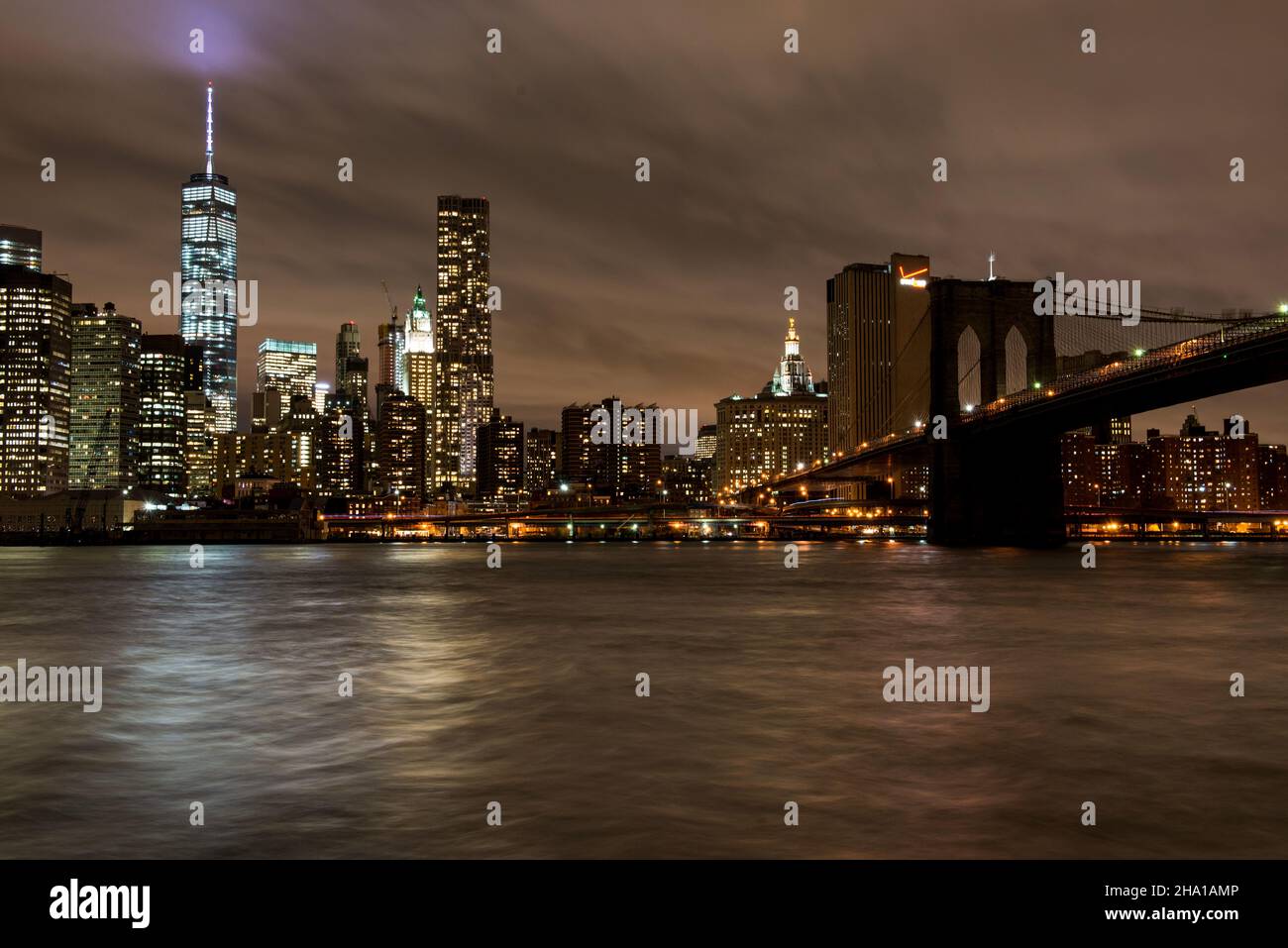 Vista di Lower Manhattan, dell'edificio World Trade One e del ponte di Brooklyn circostante, come si vede da Brooklyn, vicino al D.U.M.B.O. Foto Stock