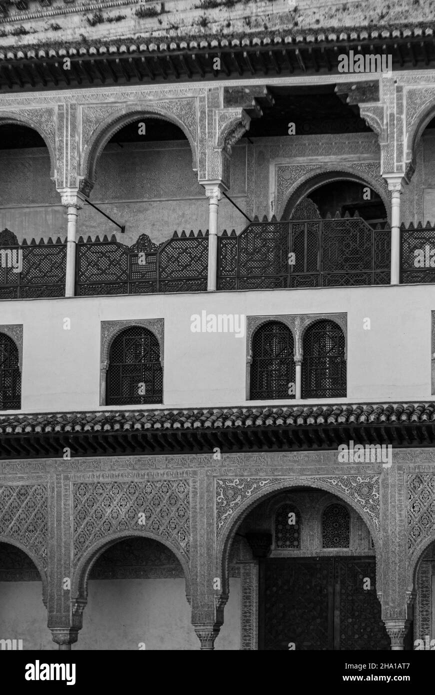 Foto in scala di grigi dei dettagli architettonici della vista esterna del palazzo dell'Alhambra a Granada, Spagna Foto Stock