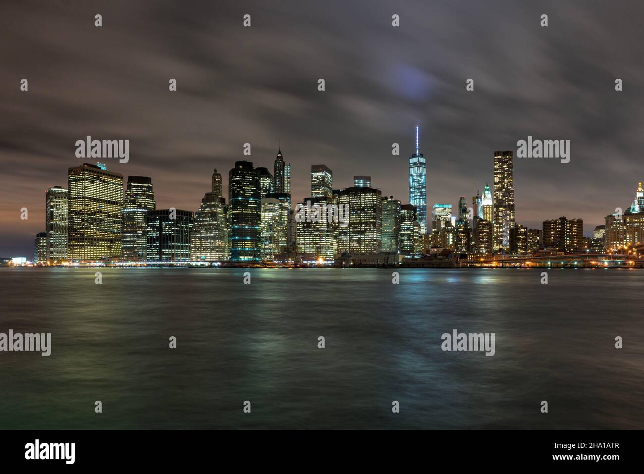 Vista di Lower Manhattan, dell'edificio World Trade One e del ponte di Brooklyn circostante, come si vede da Brooklyn, vicino al D.U.M.B.O. Foto Stock