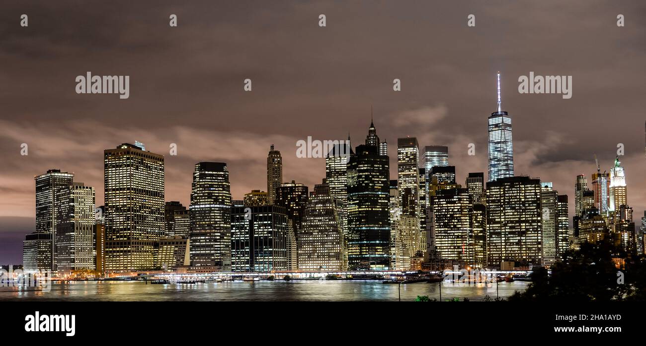 Vista di Lower Manhattan, dell'edificio World Trade One e del ponte di Brooklyn circostante, come si vede da Brooklyn, vicino al D.U.M.B.O. Foto Stock