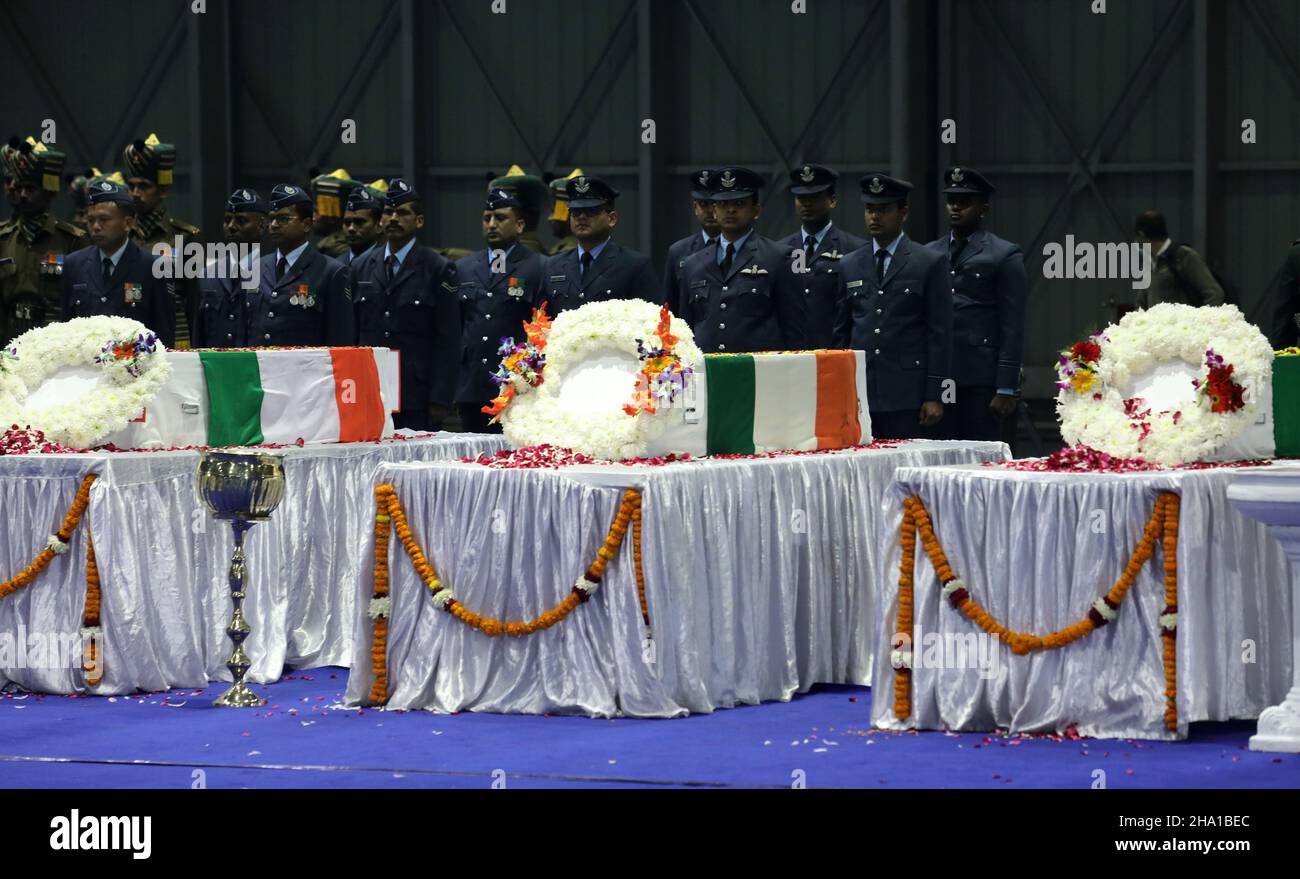 New Delhi, India. 09th Dic 2021. Le cofani contenenti i resti mortali del capo dello Stato maggiore della Difesa (CDS), il generale Bipin Rawat, sua moglie Madhulika Rawat e altri membri del personale delle forze armate, Che ha perso la vita in un incidente militare di elicottero mi-17V5 dell'Aeronautica Indiana (IAF) un giorno fa nella zona di Coonoor Tamil Nadu, durante una cerimonia di tributo alla stazione di base dell'Aeronautica di Palam a Nuova Delhi. Credit: SOPA Images Limited/Alamy Live News Foto Stock