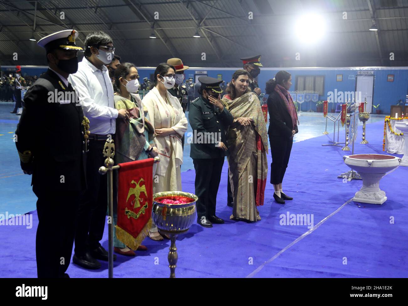 New Delhi, India. 09th Dic 2021. Figlie del defunto capo dello Stato maggiore della Difesa (CDS) Generale Bipin Rawat, sua moglie Madhulika Rawat che ha perso la vita in un incidente militare dell'Aeronautica militare indiana (IAF) mi-17V5 un giorno fa nella zona di Coonoor Tamil Nadu, visto durante una cerimonia di tributo alla stazione della base aerea di Palam a New Delhi. (Foto di Naveen Sharma/SOPA Images/Sipa USA) Credit: Sipa USA/Alamy Live News Foto Stock