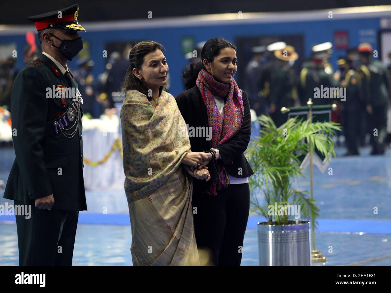 New Delhi, India. 09th Dic 2021. I membri della famiglia pagano gli ultimi omaggi a Brigadier LS Lidder che ha perso la vita in un incidente militare di elicottero mi-17V5 un giorno fa nella zona di Coonoor Tamil Nadu, durante una cerimonia di tributo alla stazione di base aerea di Palam a Nuova Delhi. (Foto di Naveen Sharma/SOPA Images/Sipa USA) Credit: Sipa USA/Alamy Live News Foto Stock