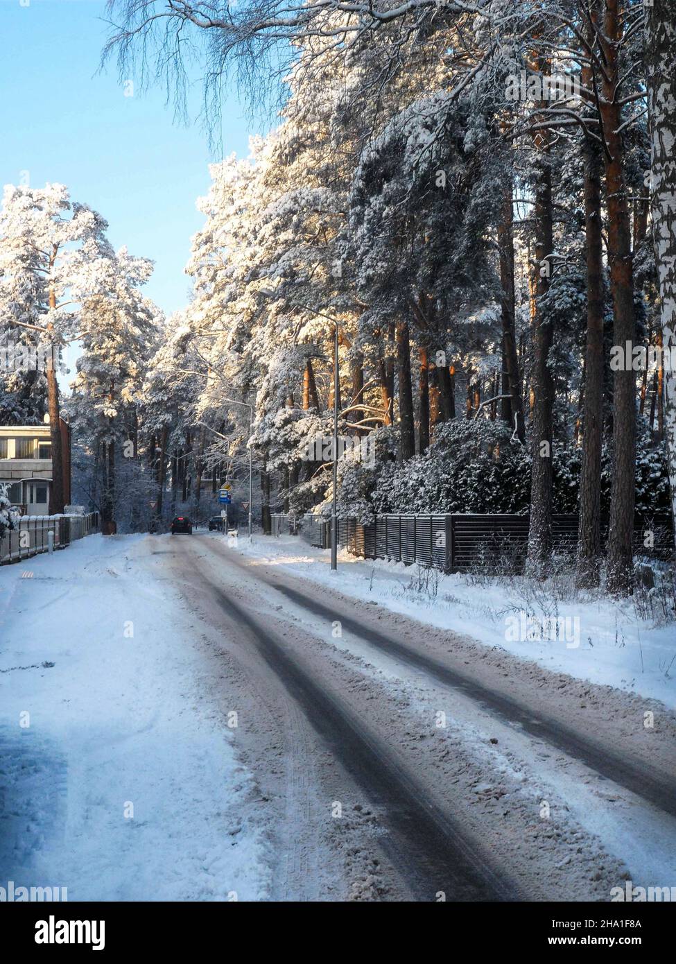 L'inizio dell'inverno, la prima neve. Strade innevate. Foto Stock