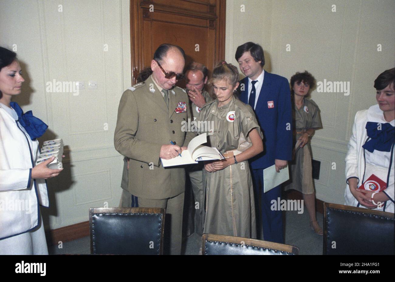 Warszawa 24.07.1985. Spolskiej Zjednoczonej Partii Robotniczej gen. Wojciecha Jaruzelskiego z grup¹ m³odzie¿y reprezentuj¹c¹ 600 osobow¹ polsk¹ delegacjê na XII Œwiatowy Festiwal M³odzie¿y i Studentów Moskwa 85. NZ. m.in.: Wojciech Jaruzelski (2L), przewodnicz¹cy Zarz¹du G³ównego Zwi¹zku Socjalistycznej M³odzie¿y Polskiej Jerzy Szmajdziñski (3P). wb PAP/Grzegorz Rogiñski Varsavia, 24 luglio 1985. Il primo segretario generale Wojciech Jaruzelski incontra i membri della delegazione polacca di 600 membri al XII Festival Mondiale della Gioventù e degli studenti Foto Stock