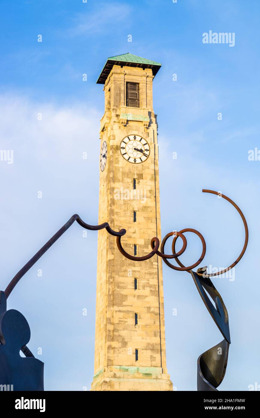 Danny Lane scultura d'arte moderna a Havelock Road con la Civic Center Clock Tower sullo sfondo, Southampton, Hampshire, Inghilterra, Regno Unito Foto Stock
