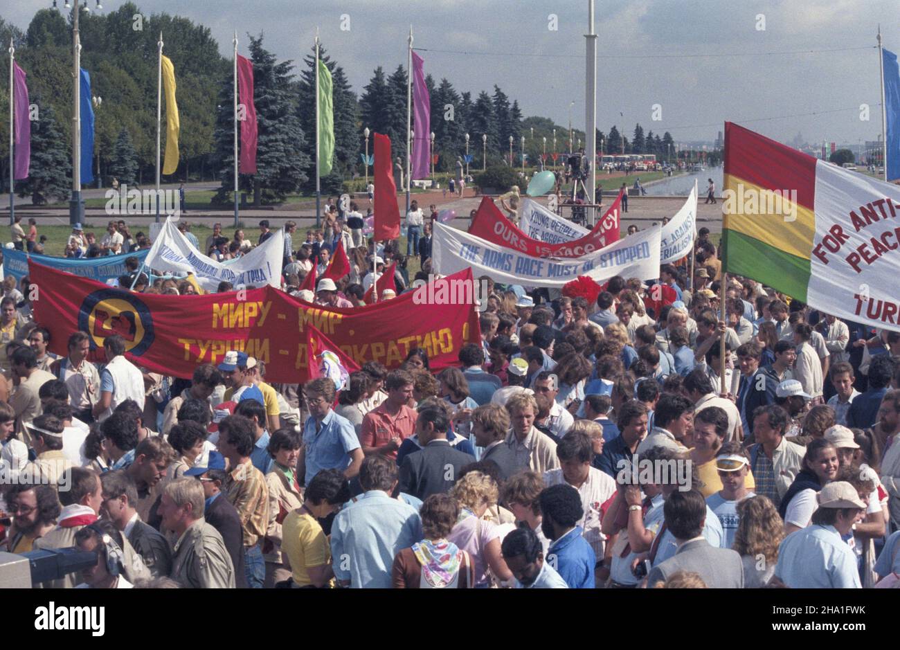 Rosja Moskwa 07.1985. XII Œwiatowy Festiwal M³odzie¿y i Studentów Moskwa '85 (27.07-03.08.1985), w którym udzia³ wziê³o ok. 26 tysiêcy uczestników ze 157 krajów. Polskê reprezentowa³a grupa 600 osobowa, na czele z przewodnicz¹cym Zarz¹du G³ównego Zwi¹zku Socjalistycznej M³odzie¿y Polskiej Jerzym Szmajdziñskim. wb PAP/Grzegorz Rogiñski Dok³adny dzieñ wydarzenia nieustalony. Mosca, Russia, luglio 1985. Circa 26,000 delegati provenienti da 157 paesi sono venuti al 12° Festival Mondiale della Gioventù e degli studenti di Mosca 85 (27 luglio-agosto). 3). La delegazione polacca, composta da 600 membri, era guidata dal socialista polacco Yo Foto Stock