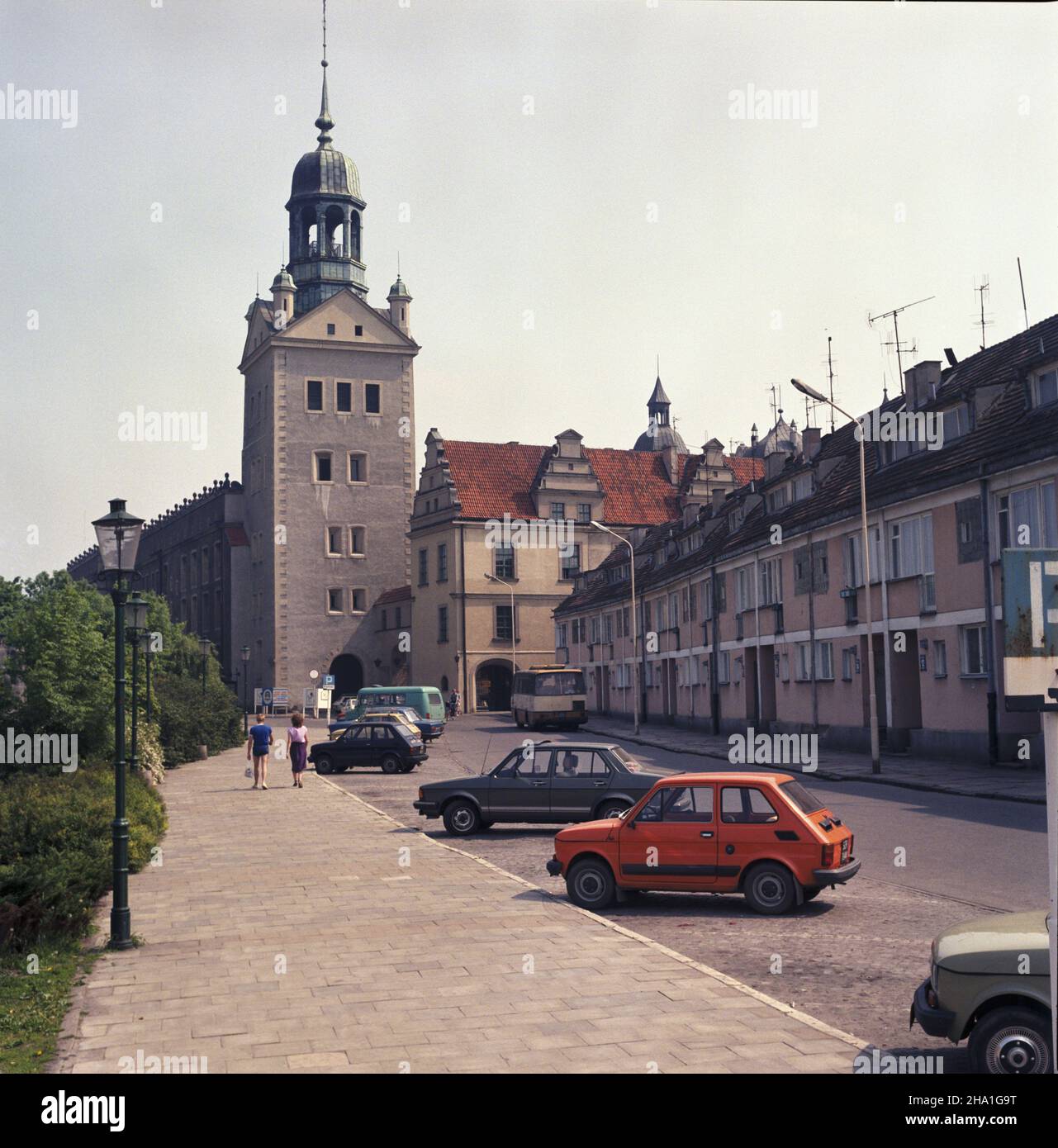 Szczecin 06.1985. Zamek Ksi¹¿¹t Pomorskich – renesanswy zamek usytuowany na Wzgórzu Zamkowym. NZ. Wie¿a Dzwonów, widok od ul. Korsarzy. wb PAP/Tomasz Pra¿mowski Dok³adny dzieñ wydarzenia nieustalony. Szczecin, giugno 1985. Il Castello dei principi Pomeraniani in stile rinascimentale sulla collina del Castello. Nella foto: La torre campanaria del castello vista da via Korsarzy. wb PAP/Tomasz Prazmowski giorno evento sconosciuto Foto Stock
