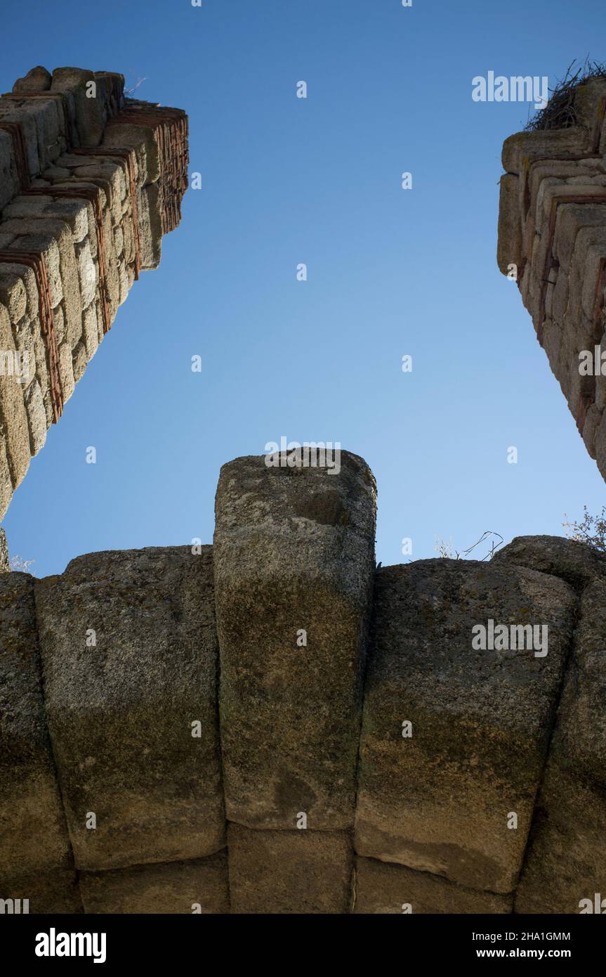 Acquedotto di San Lazaro resti romani, Merida, Spagna. Keystone all'apice dell'arco in muratura Foto Stock