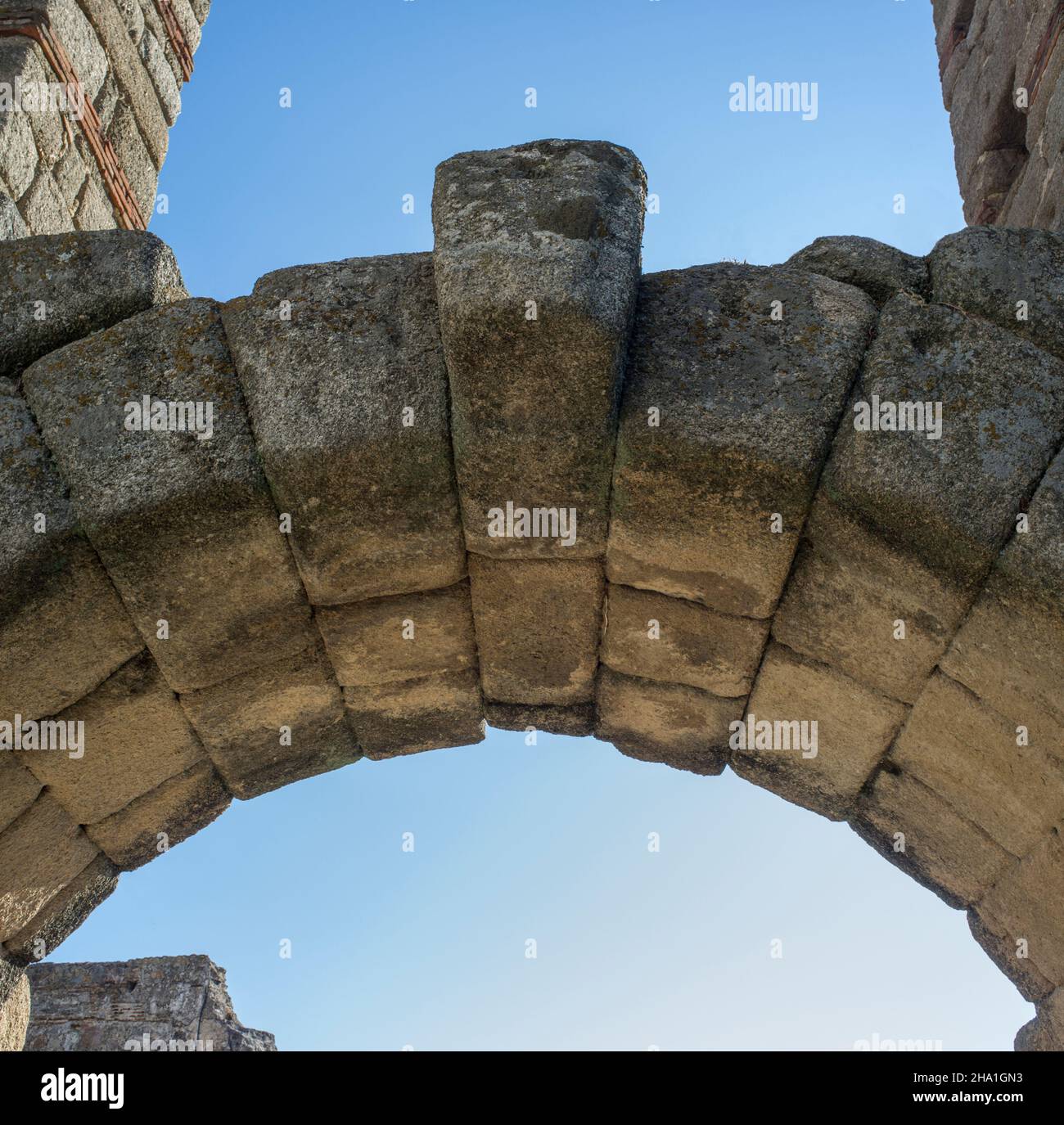 Acquedotto di San Lazaro resti romani, Merida, Spagna. Keystone all'apice dell'arco in muratura Foto Stock