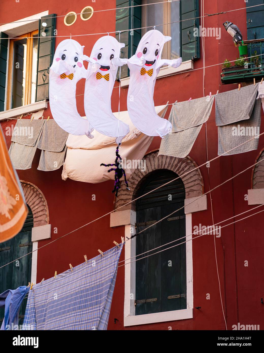 Tre divertenti fantasmi bianchi di stoffa appesi su una linea di abbigliamento, Burano (Venezia, Italia), Halloween Foto Stock