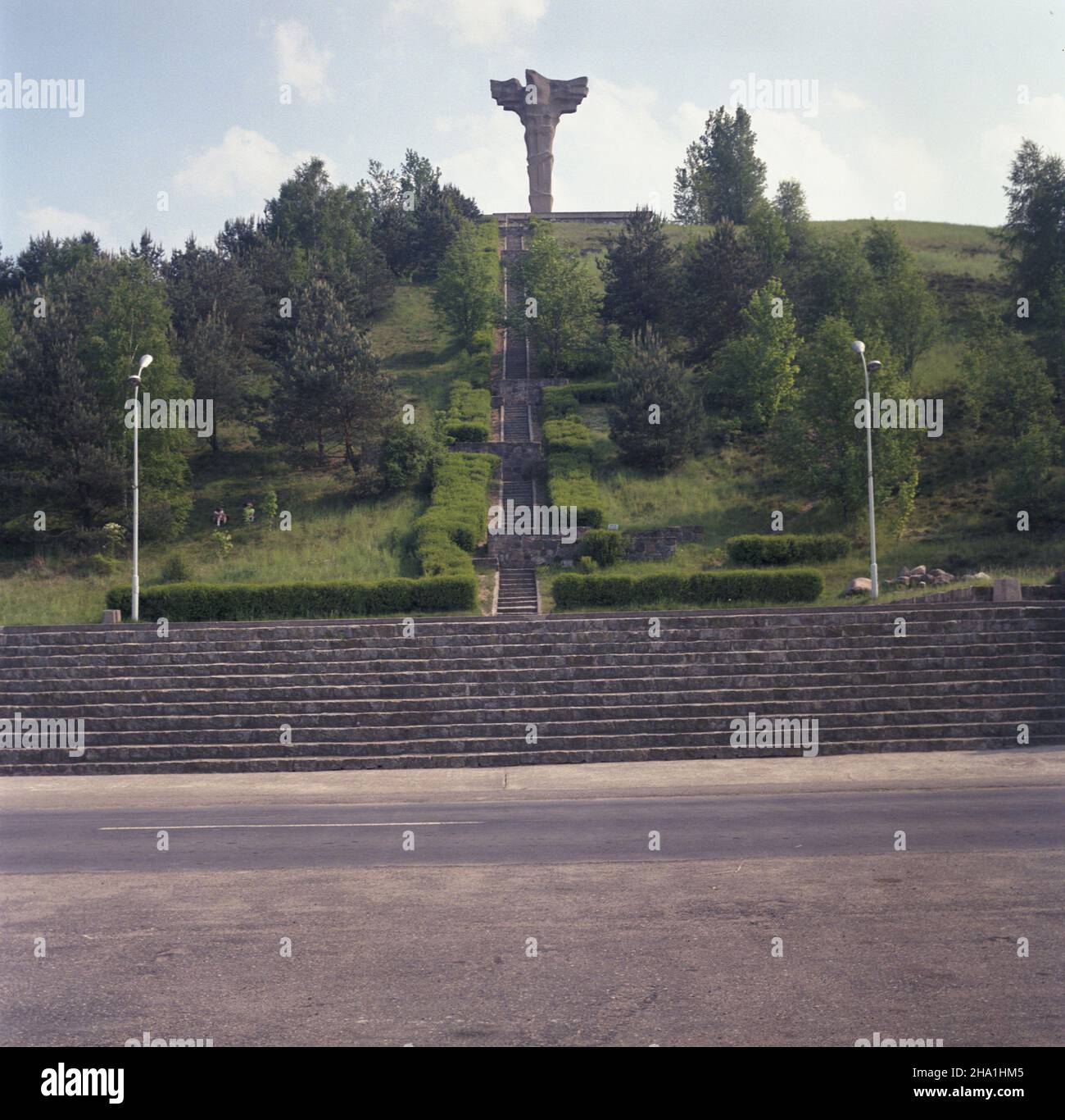 Cedynia 06.1985. Pomnik Polskiego Zwyciêstwa nad Odr¹ na wzniesieniu nazwanym Gór¹ Czcibora, upamiêtniaj¹cy tysi¹clecie bitry pod Cedyni¹, autorstwa rzeŸbiarzy Czes³awa Wronki i Stanis³awa Bi¿ki. wb PAP/Tomasz Pra¿mowski Dok³adny dzieñ wydarzenia nieustalony. Cedynia, giugno 1985. La vittoria polacca sul Memoriale dell'Oder sul Monte Czcibor segna il millenario della battaglia di Cedynia. Il monumento è stato scritto da Czeslaw Wronka e Stanislaw Bizek. wb PAP/Tomasz Prazmowski evento giorno sconosciuto Foto Stock