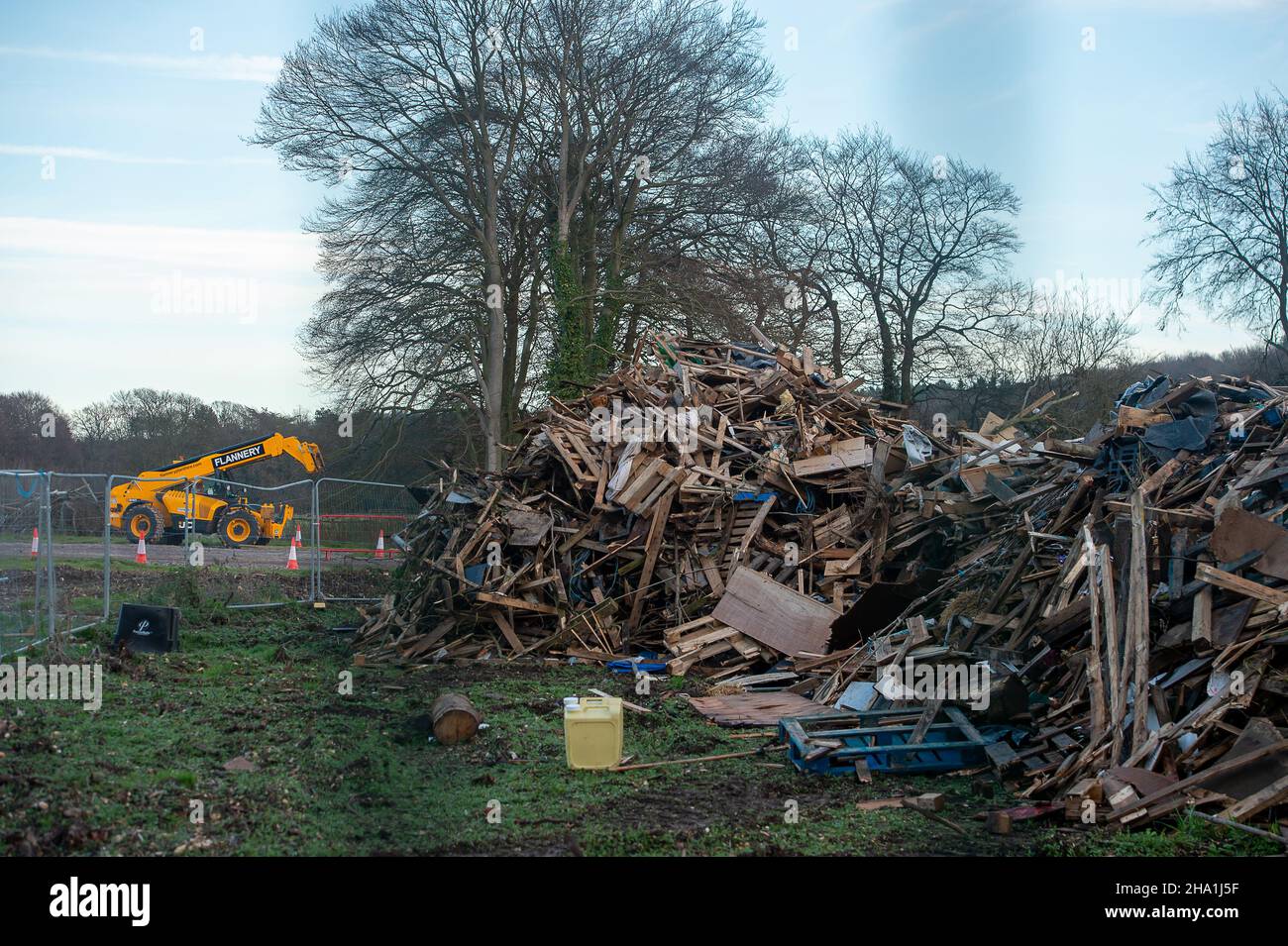 Wendover, Regno Unito. 9th dicembre 2021. I resti delle case degli alberi vivevano dai manifestanti distrutti nel HS2. HS2 Ltd hanno ora liberato il campo DI GUERRA di resistenza attiva di Wendover dove gli attivisti anti HS2 hanno vissuto per circa due anni e di fronte al campo precedente si stanno preparando a costruire un enorme composto HS2 dove una fabbrica di bentonite sarà situata. Gli abitanti di Wendover sono furiosi per l'impatto che HS2 sta avendo sulla campagna e habitat di fauna selvatica nella graziosa cittadina di mercato. La controversa ferrovia ad alta velocità 2 è estremamente sovraccarica e la parte orientale del progetto è stata recentemente annullata. Credito: Maure Foto Stock