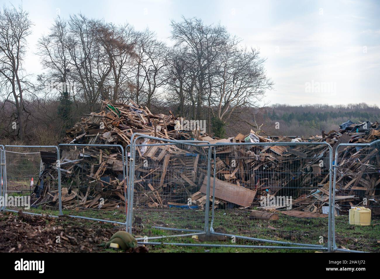 Wendover, Regno Unito. 9th dicembre 2021. I resti delle case degli alberi vivevano dai manifestanti distrutti nel HS2. HS2 Ltd hanno ora liberato il campo DI GUERRA di resistenza attiva di Wendover dove gli attivisti anti HS2 hanno vissuto per circa due anni e di fronte al campo precedente si stanno preparando a costruire un enorme composto HS2 dove una fabbrica di bentonite sarà situata. Gli abitanti di Wendover sono furiosi per l'impatto che HS2 sta avendo sulla campagna e habitat di fauna selvatica nella graziosa cittadina di mercato. La controversa ferrovia ad alta velocità 2 è estremamente sovraccarica e la parte orientale del progetto è stata recentemente annullata. Credito: Maure Foto Stock