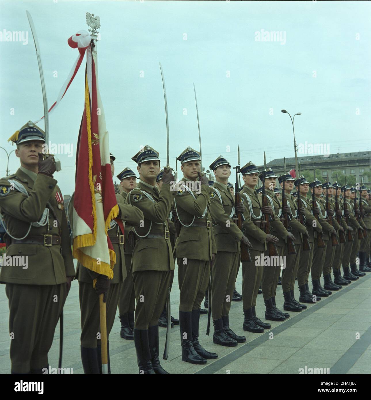 Warszawa 09.05.1985. Obchody 40. Rocznicy zakoñczenia II wojny œwiatowej. Uroczyste sk³adanie wieñców Przy Grobie Nieznanego ¯o³nierza. defilada wojskowa na placu Zwyciêstwa. ka PAP/Tadeusz ZagoŸdziñski Varsavia, 9 maggio 1985. Le cerimonie che segnano il 40° anniversario della fine della seconda guerra mondiale. Una cerimonia di posa della corona alla Tomba del Milite Ignoto. Nella foto: Una parata militare in Piazza Zwyciestwa. ka PAP/Tadeusz Zagozdzinski Foto Stock