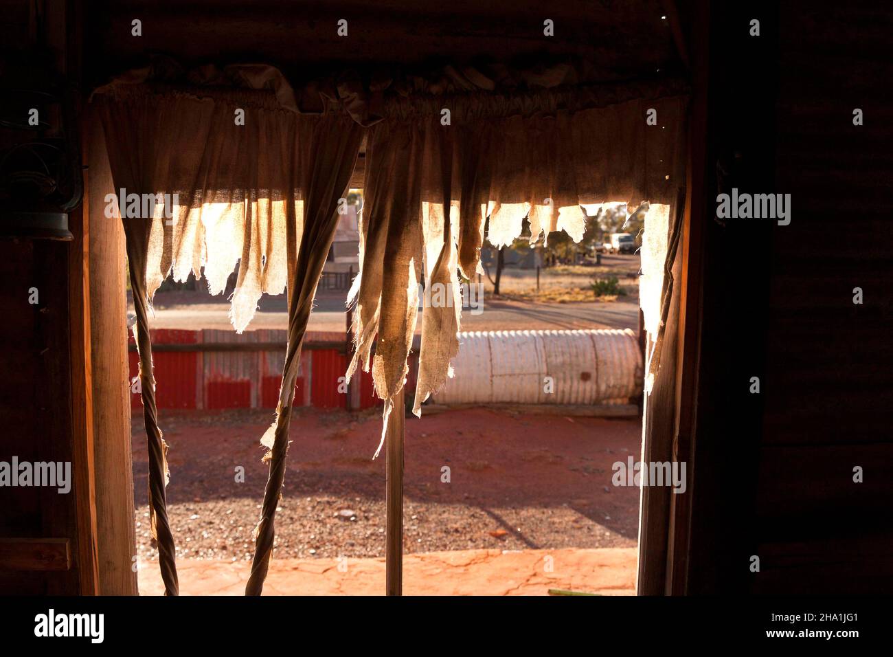 Finestra della casa in ferro ondulato della storica città mineraria d'oro Gwalia, Leonora, Australia Occidentale Foto Stock