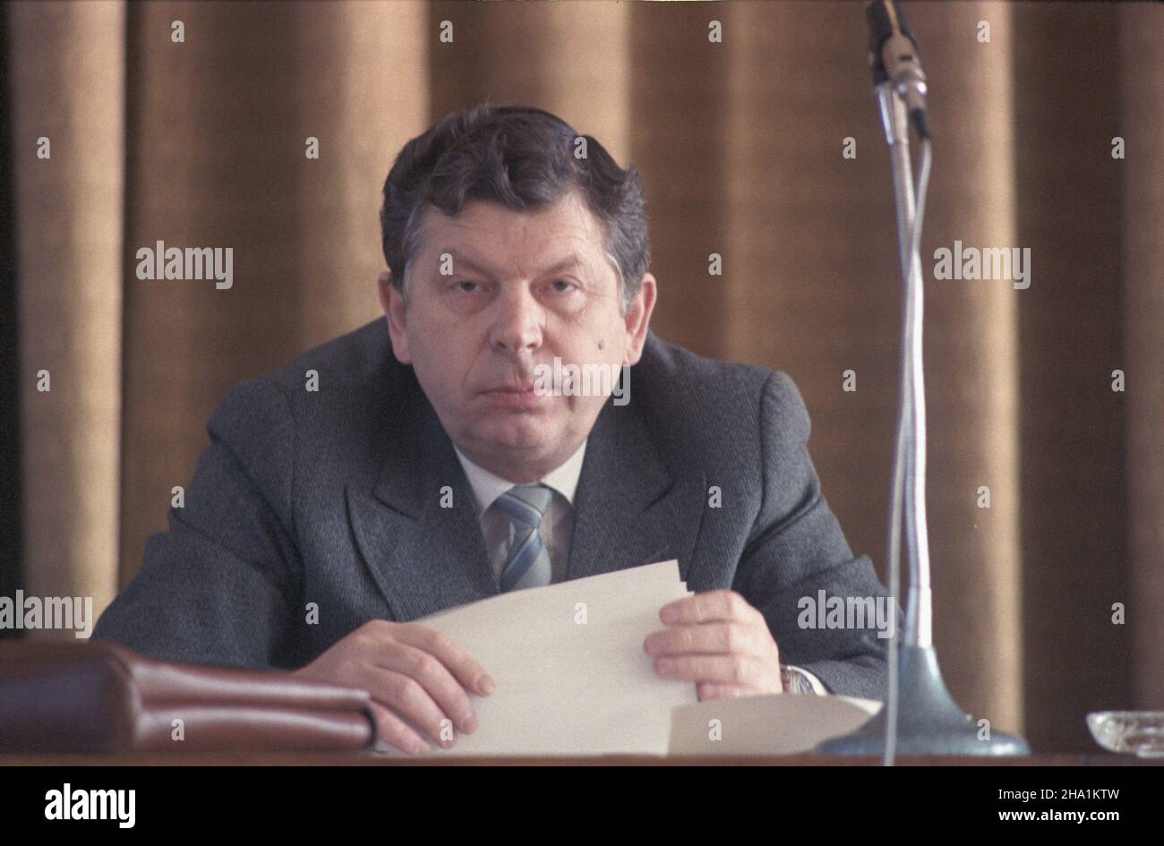 Polska 03.1985. Sekretarz Komitetu Centralnego Polskiej Zjednoczonej Partii Robotniczej Zbigniew Micha³ek. ka PAP/Tomasz Pra¿mowski Dok³adny dzieñ wydarzenia nieustalony. Polonia marzo 1985. Segretario del Comitato Centrale del Partito dei lavoratori Uniti polacco Zbigniew Michalek. ka PAP/Tomasz Prazmowski Data evento sconosciuto. Foto Stock