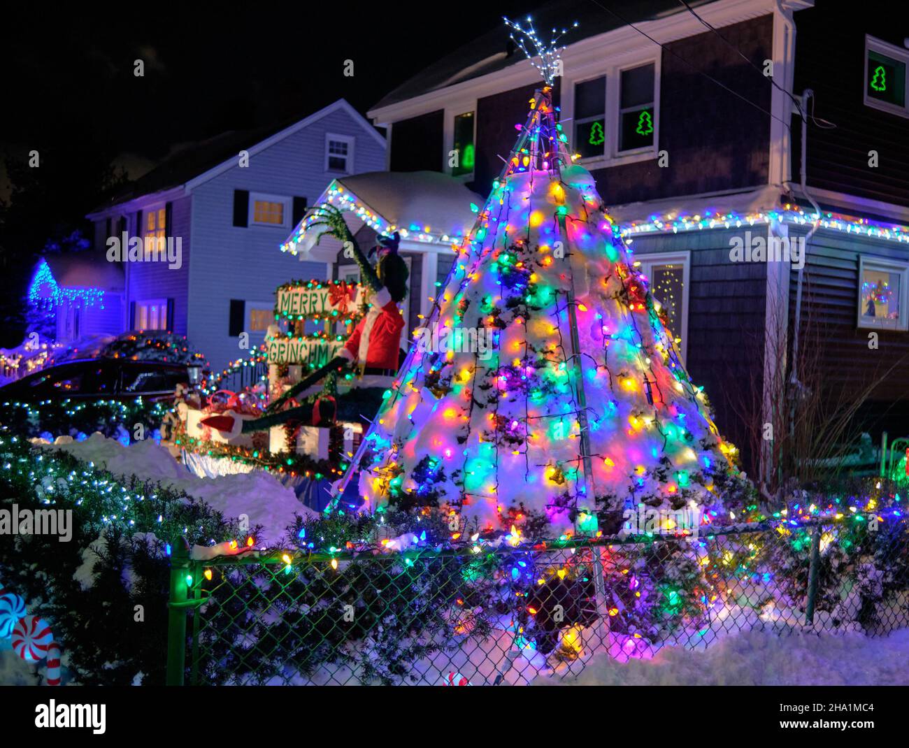 Dartmouth, Nuova Scozia, Canada. Dicembre 2021. Decorazioni natalizie in casa, presentano il Grinch in un messaggio “Merry Grinchmas”, Foto Stock