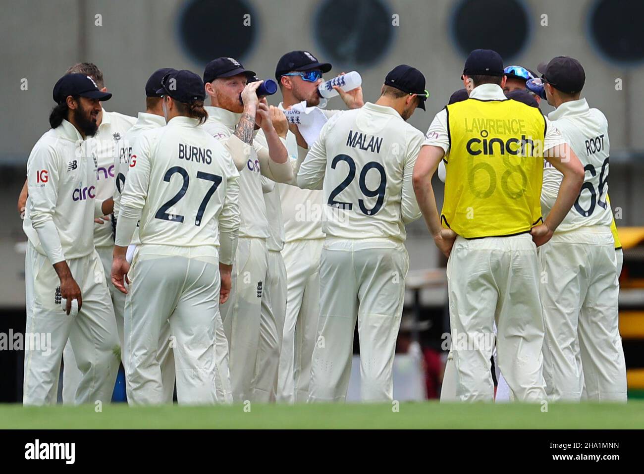 Brisbane, Australia. 10th Dic 2021. Rory Burns of England prende un pescato per respingere Mitchell Starc of Australia a Brisbane, Australia il 12/10/2021. (Foto di Patrick Hoelscher/News Images/Sipa USA) Credit: Sipa USA/Alamy Live News Foto Stock