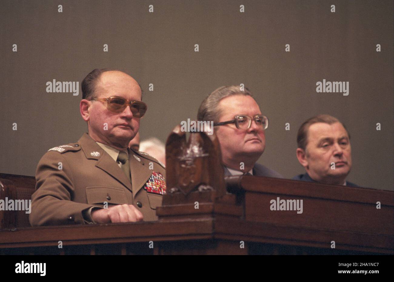 Warszawa 15.11.1984. Posiedzenie Sejmu VIII kadencji. NZ. od lewej: Prezes Rady Ministrów genera³ Wojciech Jaruzelski, wiceprezes Rady Ministrów Roman Malinowski, wiceprezes RM Zbigniew Messner. ka PAP/Grzegorz Rogiñski Varsavia 15 novembre 1984. L'ottava seduta del Sejm (parlamento). Nella foto: presidente del Consiglio dei Ministri Generale Wojciech Jaruzelski, vice presidente del Consiglio dei Ministri Roman Malinowski, vice presidente del Consiglio dei Ministri Zbigniew Messner. ka PAP/Grzegorz Roginski Foto Stock