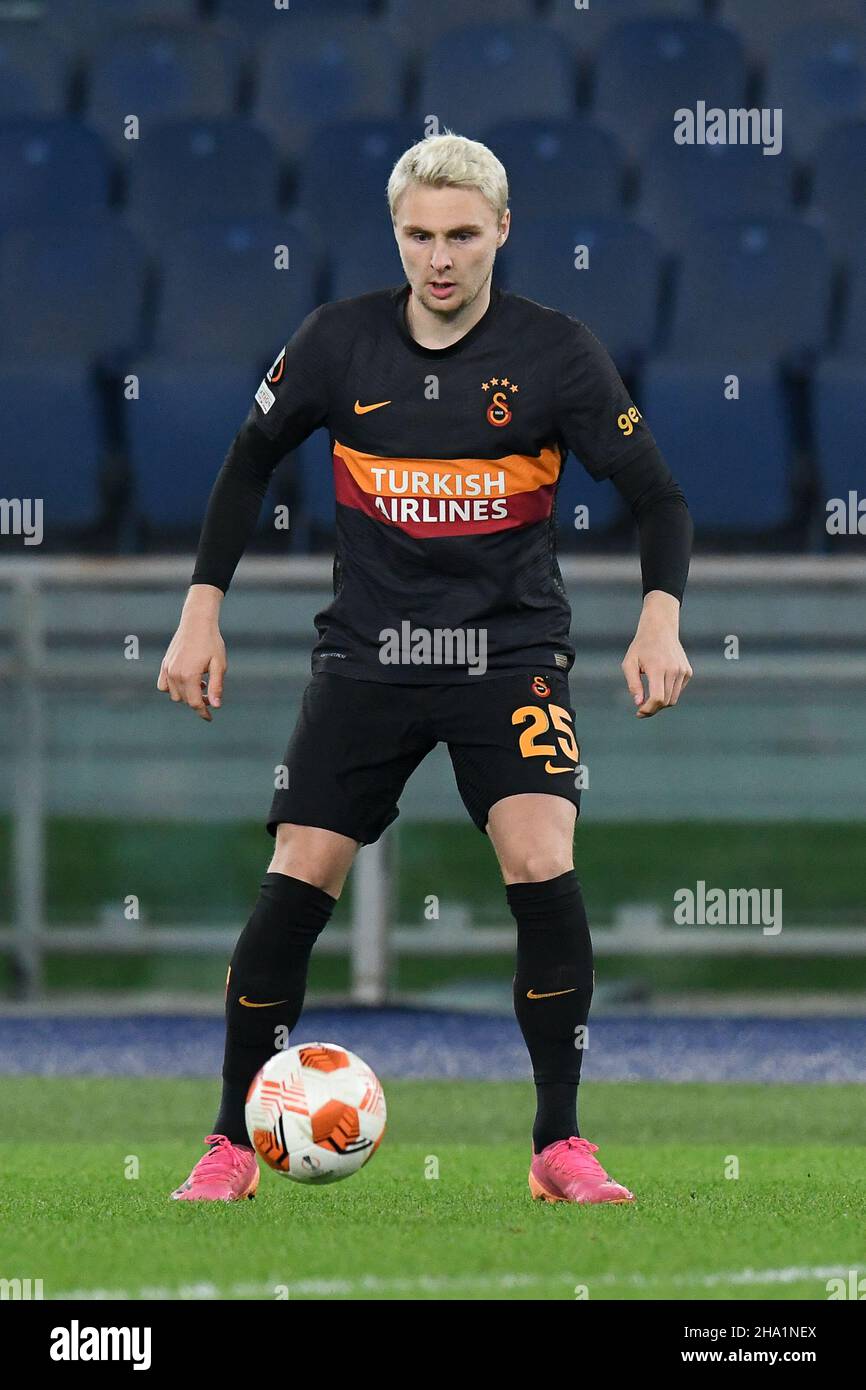 Roma, Italia, 9 dicembre 2021 Victor Nelsson di Galatasaray al Lazio vs Galatasaray Europa League Group Stage Credit:Roberto Ramaccia/Alamy Live News Foto Stock