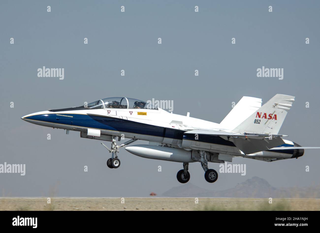 La NASA F-18D atterra alla base dell'aeronautica militare di Edwards nel deserto di Mojave in California Foto Stock