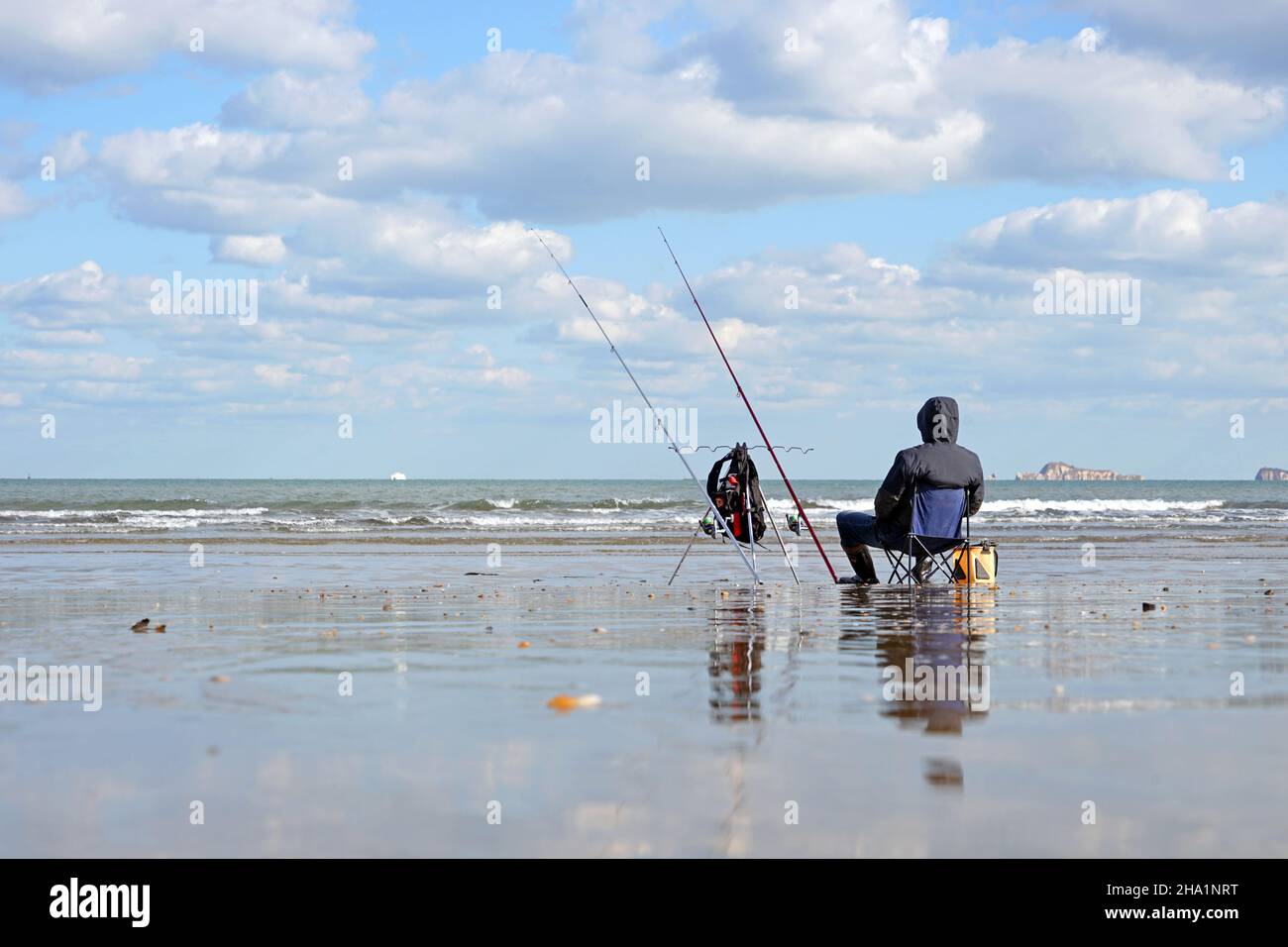 YANTAI, CINA - 12 NOVEMBRE 2021 - Un cittadino pesca in una spiaggia a Yantai, nella provincia di Shandong della Cina orientale, 12 novembre 2021. Foto Stock