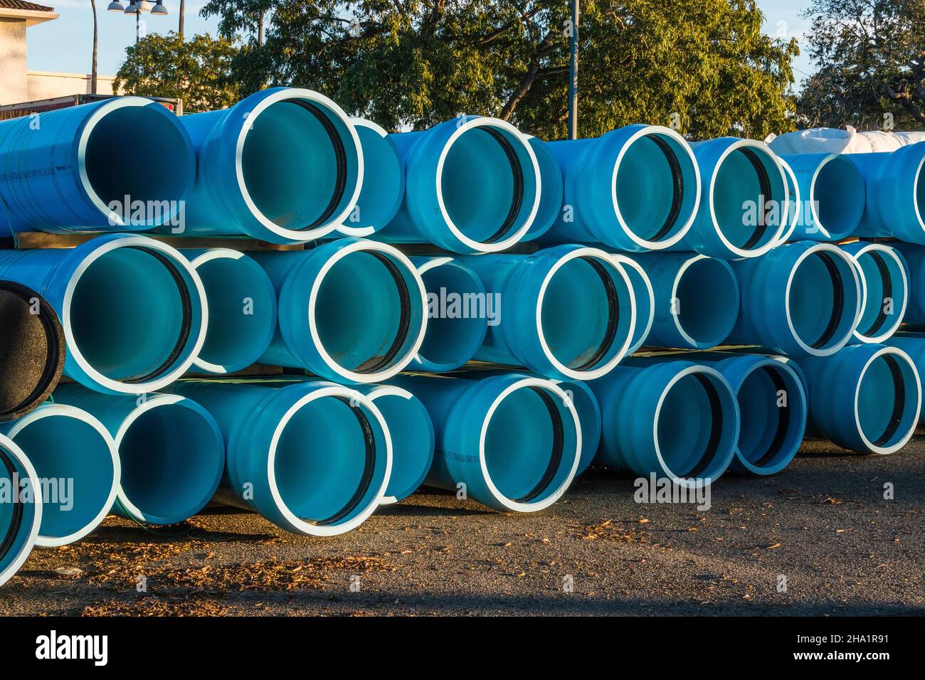 Grandi tubi impilati pronti per l'uso per il progetto di impianto di desalinizzazione a Santa Barbara, California. Foto Stock