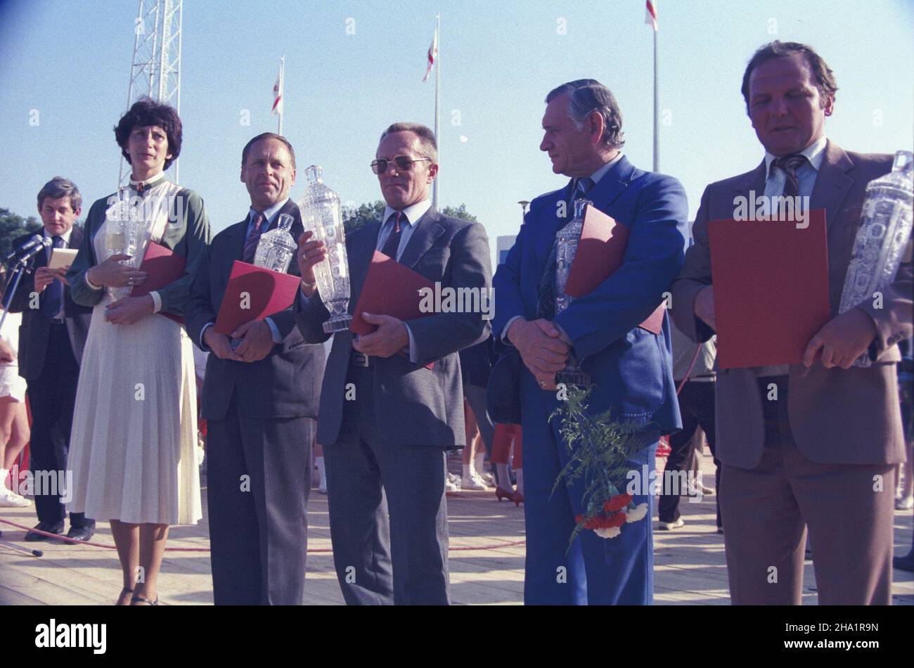 Poznañ 08.07.1984. XI Ogólnopolska Spartakiada M³odzie¿y. Igrzyska sportowe dla juniorów organizowane przez G³ówny Komitet Kultury Fizycznej i Turystyki oraz Ministerstwo Oœwiaty i Wychowania. Rozwi¹zanie Plebiscytu na Najlepszego Sportowca 40-lecia PRL. Laureaci plebiscytu: od lewej: Biegaczka Irena Szewiñska, Ryszard Stamm (odebra³ nagrodê przyznan¹ poœmiertnie swojemu ojcu, trenerowi Feliksowi Stammowi), ciê¿arowiec Waldemar Baszanowski, trener pi³ki no¿nej Kazimierz Górski, bokser Jerzy Kulej. Z lewej w g³êbi dziennikarz Henryk Urbaœ. js PAP/Tadeusz ZagoŸdziñski Poznan, 8 luglio Foto Stock