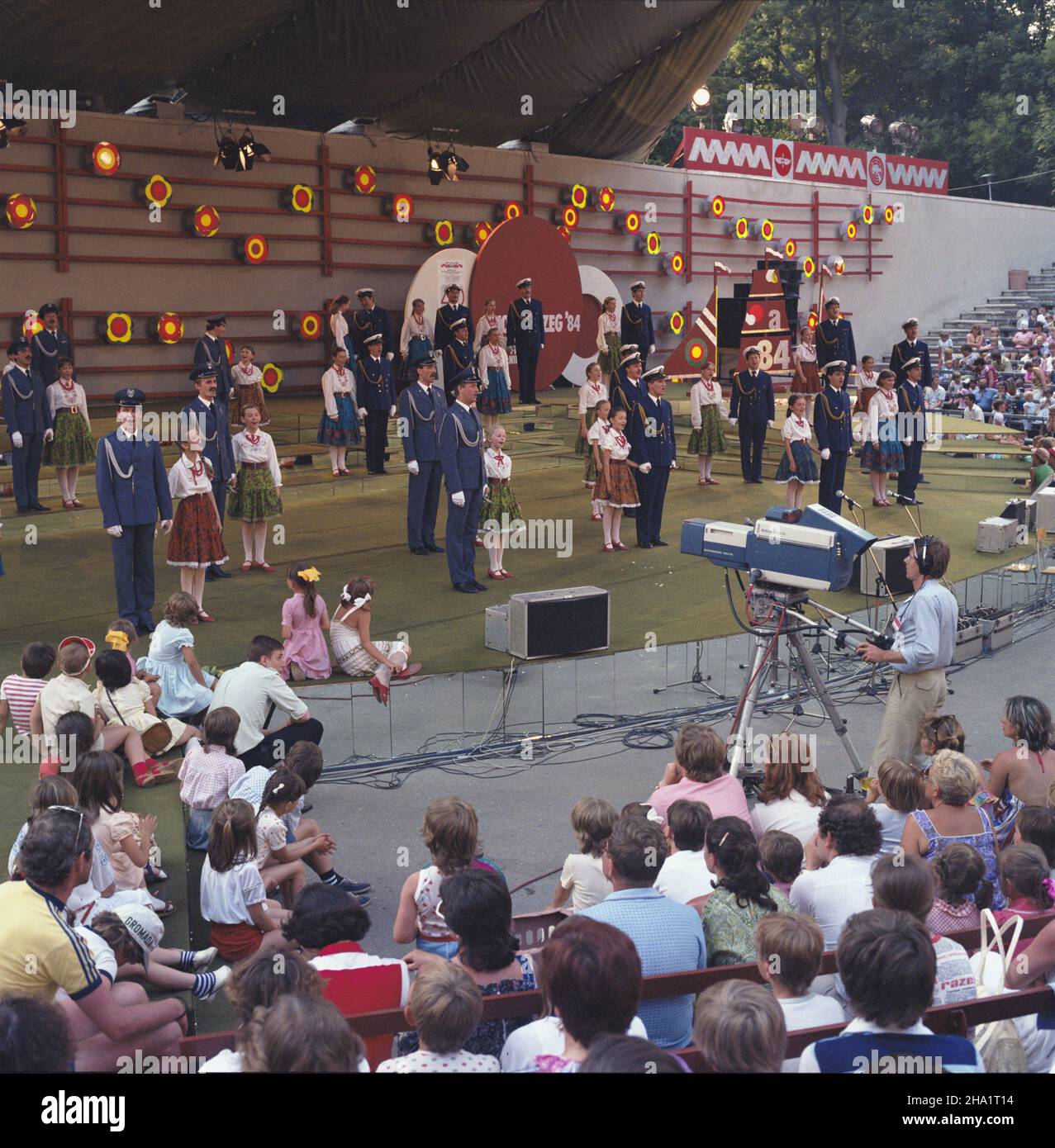 Ko³obrzeg 07.1984. XVIII Festiwal Piosenki ¯o³nierskiej organizowany przez G³ówny Zarz¹d Polityczny Ludowego Wojska Polskiego. NZ. w trakcie festwalu odbywa³o siê równie¿ widowisko dla dzieci tzw. Ma³y Festiwal. js PAP/Tomasz Pra¿mowski Dok³adny dzieñ wydarzenia nieustalony. Kolobrzeg 1984 luglio. Il diciottesimo Festival della canzone dei soldati organizzato dal Consiglio politico principale dell'esercito popolare Polacco. Nella foto: Una performance per i bambini, l'evento a margine del festival. js PAP/Tomasz Prazmowski Data evento sconosciuta. Foto Stock